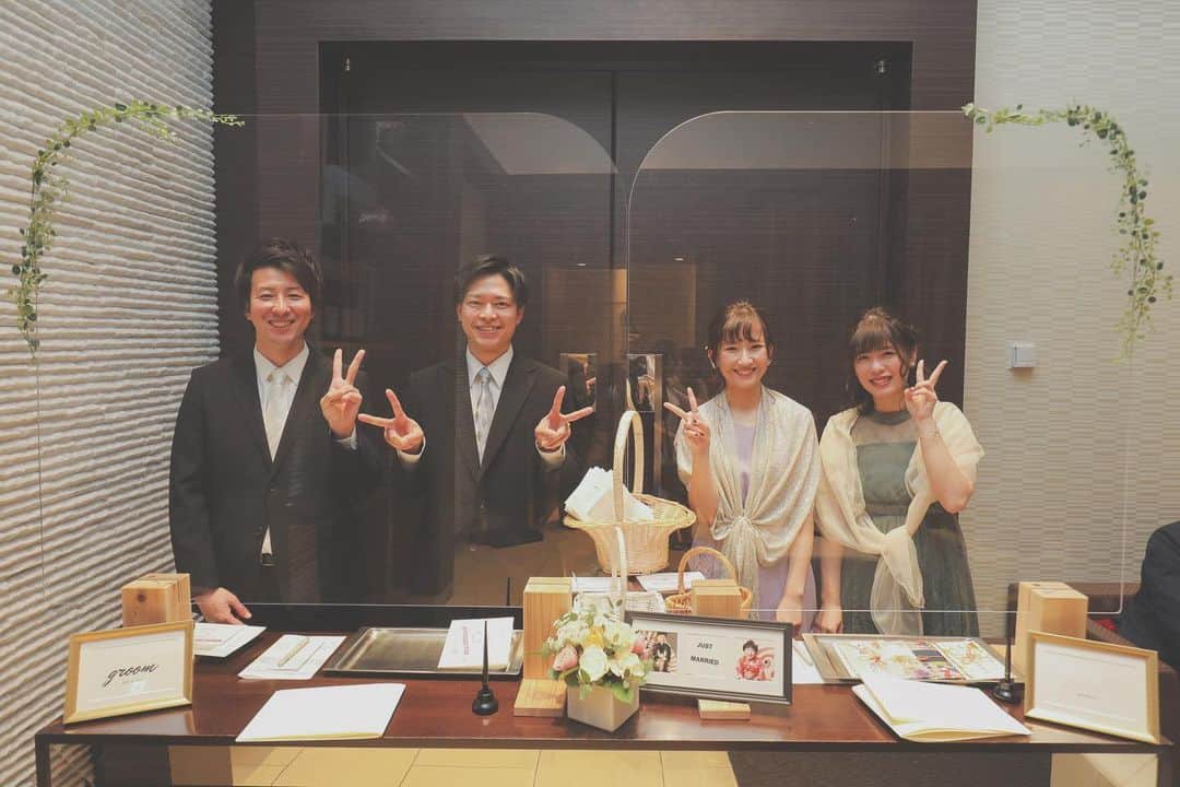 のインスタグラム：「* ラグナヴェールプレミアは お待合室に受付台を 設けていますので 受付の方も ワイワイしている空間で.. ご友人がいる空間で..  楽しくお過ごしいただいております☺️  * *  #lagunaveilpremier #ラグナヴェールプレミア #令和婚#2021春婚#2021秋婚 #wedding#結婚式#関西結婚式#大阪駅直結 #結婚式場#大阪結婚式場#ウェディング #大阪プレ花嫁#関西花嫁 #プレ花嫁#卒花嫁#大阪花嫁 #オリジナルウェディング #ウェディングコーディネート #ウェディングレポ #エスクリ花嫁#エスクリウェディング #エスクリ#ラグナプリエ #受付スペース #受付装飾」