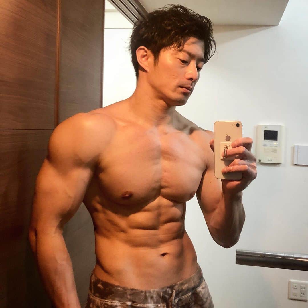 コアラ小嵐のインスタグラム：「77.7kg。今のところ減量順調。大会は5月3日。東京オープン改め東京ノービスボディビル 。果たして開催されるのか…。ここからの数キロが落ちねーんですわー！ま、まだ時間余裕あるからのんびりと。早めの減量。  #ボディビル #JBBF #アンチドーピング #ナチュラルボディビルディング」