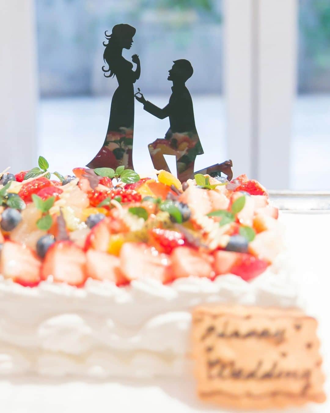 【公式】小さな結婚式さんのインスタグラム写真 - (【公式】小さな結婚式Instagram)「@petit.wedding をフォローしてね♩ #小さな結婚式 をつけてのお写真投稿も大歓迎です♡ こちらの公式IGでリグラムさせていただきます＊ . お写真映え抜群なウェディングケーキ♡ フルーツをたっぷりデコレーションして、 とっても鮮やかに仕上がりました◎ チョコレートのケーキトッパーがアクセントに* . >>#小さな結婚式表参道店 . ——————— #小さな結婚式 #petitwedding #ラヴィファクトリー #前撮り #結婚式 #プレ花嫁 #卒花 #アットホーム #少人数 #家族婚 #少人数結婚式 #ウェディング #wedding #bridal #weddingdress #花嫁 #挙式 #結婚式準備 #式場探し #日本中のプレ花嫁さまと繋がりたい #結婚式の思い出に浸る会 #結婚準備 #ウェディングケーキ #ファーストバイト #ケーキ入刀 #お手本バイト #いちごケーキ #スクエアケーキ」2月26日 17時15分 - petit.wedding