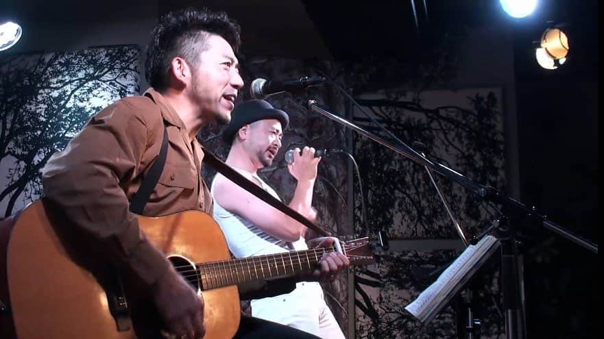森慎太郎のインスタグラム：「今夜です！まだ間に合いますよ！是非！！ オンライン生配信ライブ 『どぶろっく弾き語りライブ』 2/26(金)19:30～配信 (一週間視聴可) 「ツイキャス　プレミア配信」にて 配信アカウント=「shibuya gee-ge.＠shibuyageege」 「キャスマーケット」webページ https://twitcasting.tv/shibuyageege/s...​ にて登録→ログイン→購入 料金2,000円 ※お子様のご視聴はお薦めいたしません。 ※公演時間　約60～70分くらい。 #どぶろっく #弾き語りライブ」