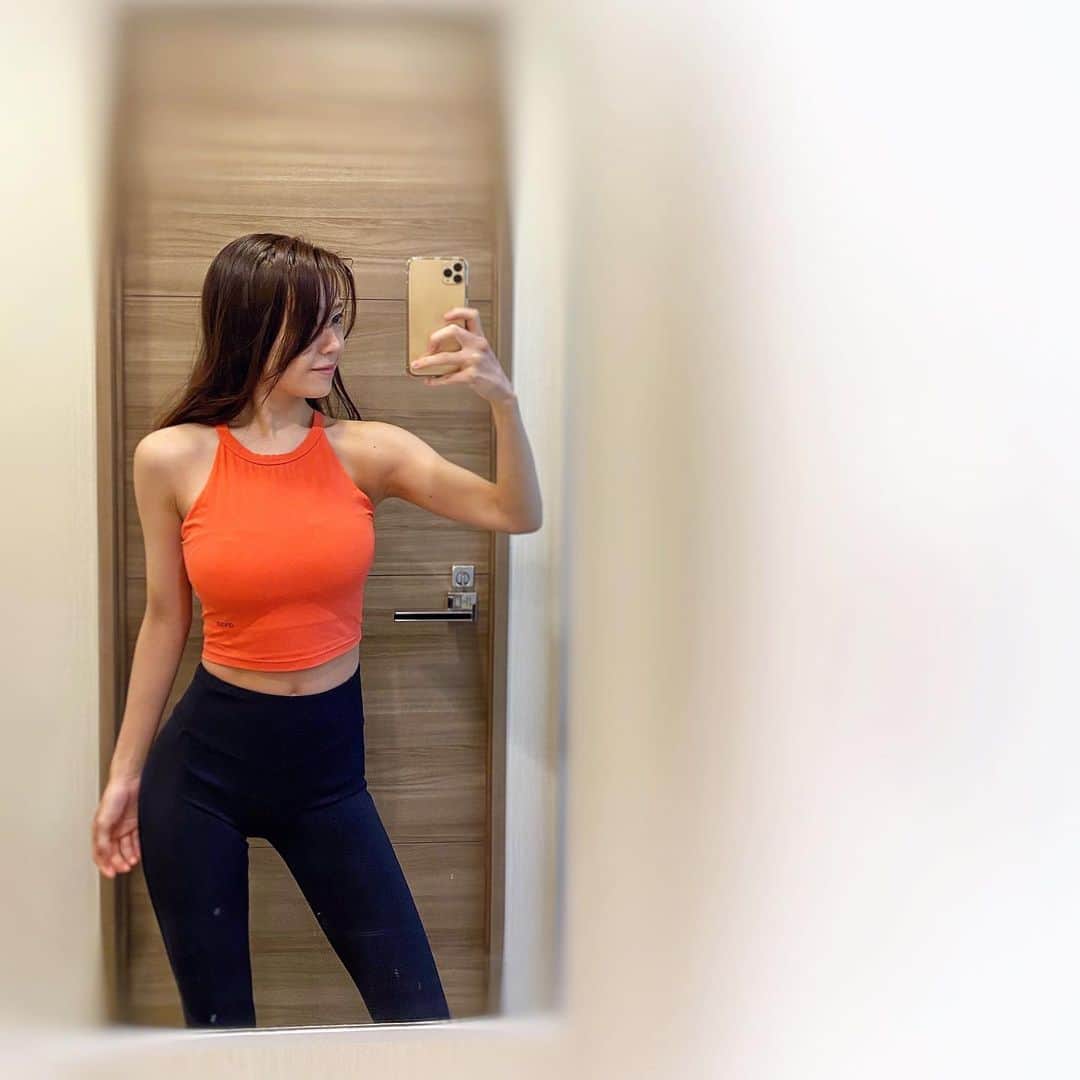 しろまっするのインスタグラム：「･ Stay natural, be yourself 🧡❤  満月の前って身体がとにかく怠くなる₍ᵔ· ̫·ᵔ₎ これ、わかる人にしか分からないよね( ˶˙˙˶)  ウェア下 @onearts_jpn  20%offコード➡️【fanoshiro】🤍  #fitnesslifestyle #fitnessmotivation #fitlife #fitgirl #fitnessforlife #fitnessfirst #fitjourney #fitaddict #healthwellness #fitnessbody #fitbody #workoutgirl #fitnesswear #fitnessoutfit #お家時間 #おうちじかん #トレーニング女子 #ワークアウト女子 #腹筋女子 #筋トレ女子 #美ボディメイク #美尻トレーニング #体型記録 #体型管理 #美容好き #美容好きと繋がりたい #トレーニング好きな人と繋がりたい #トレーニングウェア #フィットネスウェア #しろまっする」