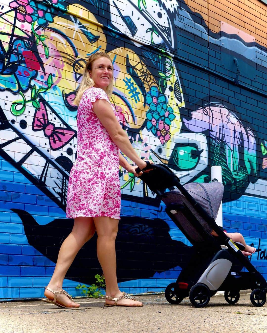 サリー・ピアソンさんのインスタグラム写真 - (サリー・ピアソンInstagram)「After a week of non-stop rain, I was finally able to take my little Ruby out for some much-needed sunshine! We walked EVERYWHERE, including past some incredible local graffiti art. Of course, moving around with Ruby is super easy thanks to our @bugaboostrollers! The #BugabooAnt is light enough to lift and carry, even with Ruby in my arms! And with all this sunshine, I don't have to worry as it's built-in with a UPF+50 protection. Best of all, it's suitable from birth to toddler – so I'll be able to take Ruby through many of life’s adventures with our #BugabooAnt 😍 We had such a good day! Looking forward to doing it all again tomorrow! #sallypearson #spon #ad」2月26日 17時22分 - sallypearson