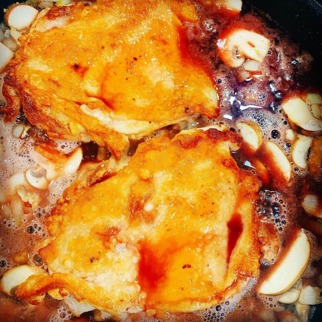 森崎友紀さんのインスタグラム写真 - (森崎友紀Instagram)「鶏肉は、皮目をじっくり香ばしく焼いただけでもご馳走になります。今日はバターでソテー。そのあと赤ワインと合わせました。 パリパリした音が好きです。  #森崎友紀#料理#cooking#手作り#鶏肉の皮をじっくりソテー#パリパリ音」2月26日 17時22分 - morisakitchen