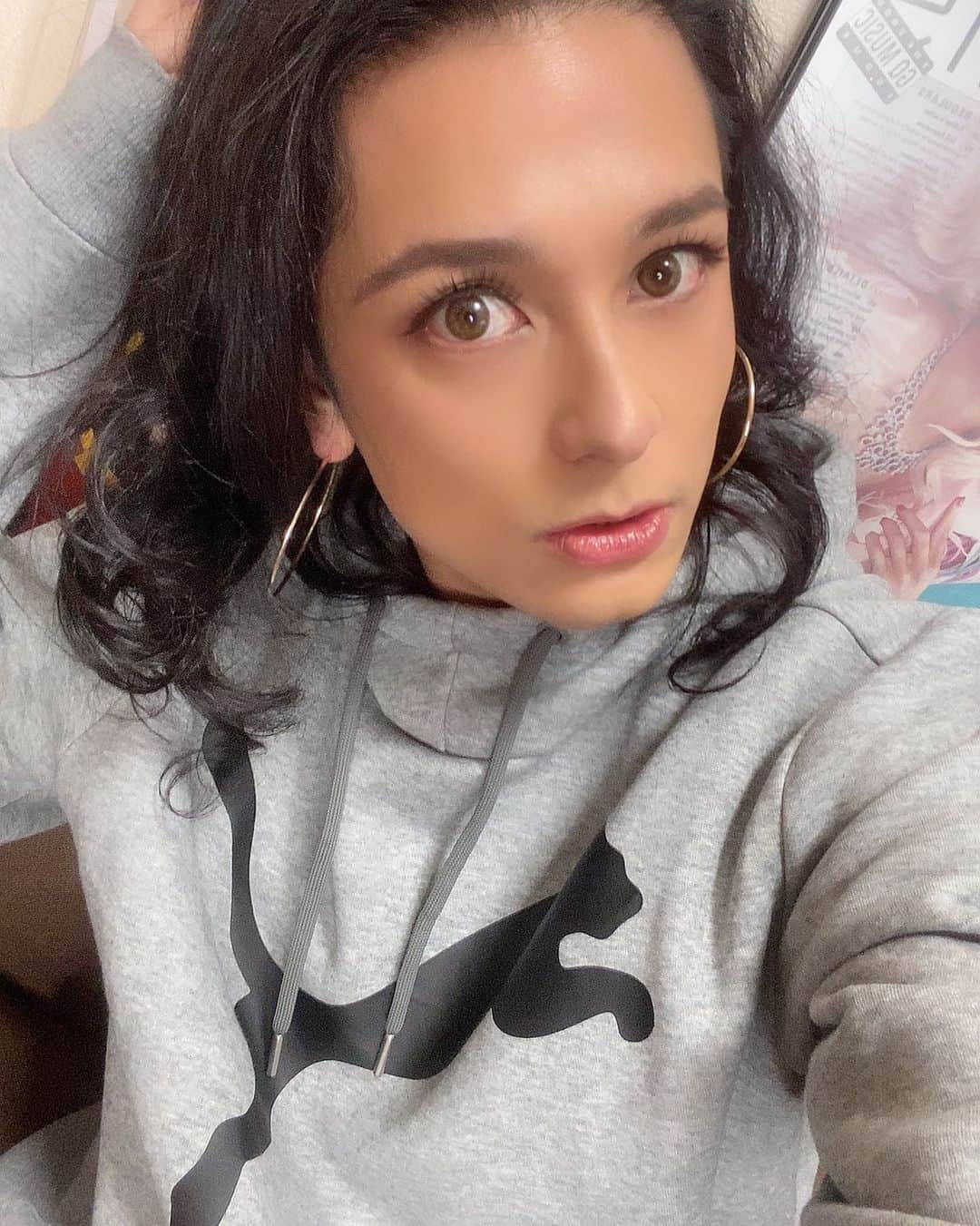 HIDEKiSMのインスタグラム：「インスタをあげようあげようと思って、写真撮り溜めてるんだけど、最近どの写真が盛れてるのかよくわからなくなってきちゃって載せてなかったの。  けどもう決めた！ どれも盛れてる！！！ だからこれからは躊躇せずいっぱい載せよう💋  いえ〜い  てかねPUMAのパーカー買ったの。 PUMAってさー可愛いよね〜。  #enviigabriella #hidekism #gay #lgbt #entertainment #オネエ #エンガブ #tokyo #japan  #makeup #youtube #puma」