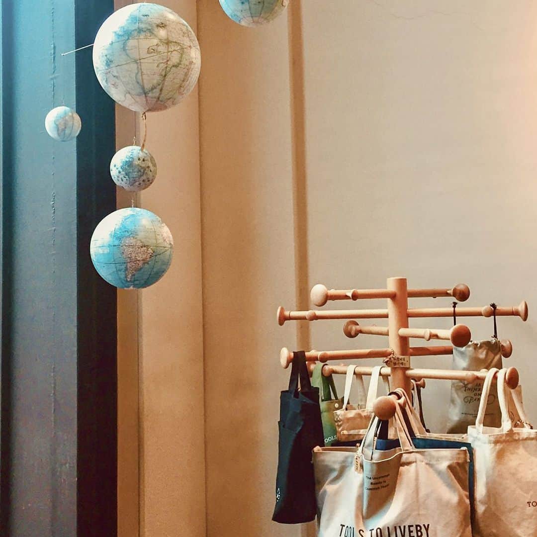 のインスタグラム：「. 連假期間，高雄駁二店3/1（一）特別開放營業喔， 歡迎來逛逛！  禮拜文房具 高雄駁二店  3/1（一）營業時間：12:00-19:00」