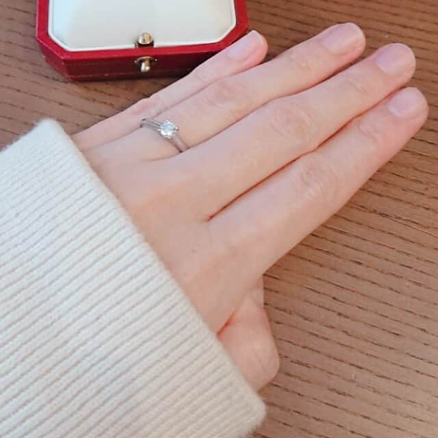 マイナビウエディング ジュエリーさんのインスタグラム写真 - (マイナビウエディング ジュエリーInstagram)「💍 当時はいまと違う仕事をしていたので、ブライダルやジュエリーの知識は皆無でした。当時の会社の先輩たちと被りたくないなと思ったのと、せっかくなら有名で歴史のあるブランドが良いなと思い Cartier にしました。 ✨✨ プロポーズはサプライズが良いと思い、1人で銀座の街に繰り出し、 Cartier のショップに入り婚約指輪を購入しました。 💗 プロポーズ当日の場所は初めてデートをしたみなとみらいで、あまり人がいない場所を選び指輪の入った箱をパカしましたが、すごく緊張しており開けるとまさかの上下逆さまという一幕もありました（苦笑） 🎁 結婚指輪はその後、ふたりで同じショップに行き、お互いシンプルなデザインが好みだったので、シンプルな指輪を購入しました。仕事で結婚指輪をつけている先輩ってカッコイイなと思っていたので、その仲間入りができて嬉しかった記憶もあります。 💐 結婚指輪.婚約指輪：@cartier ✨ #マイナビウエディング手もと倶楽部 #マイナビウエディング #マイナビ#婚約指輪#あなたの手もとが見たいです #あなたのジュエリーが見たいです #ブライダルジュエリー#運命の指輪 #一生の宝物になるはず#みなとみらいでプロポーズ#プロポーズ#箱パカ #カルティエ#カルティエリング#カルティエ指輪#カルティエ婚約指輪#カルティエ結婚指輪#cartier#cartierring」2月26日 17時24分 - mwd_jewelry