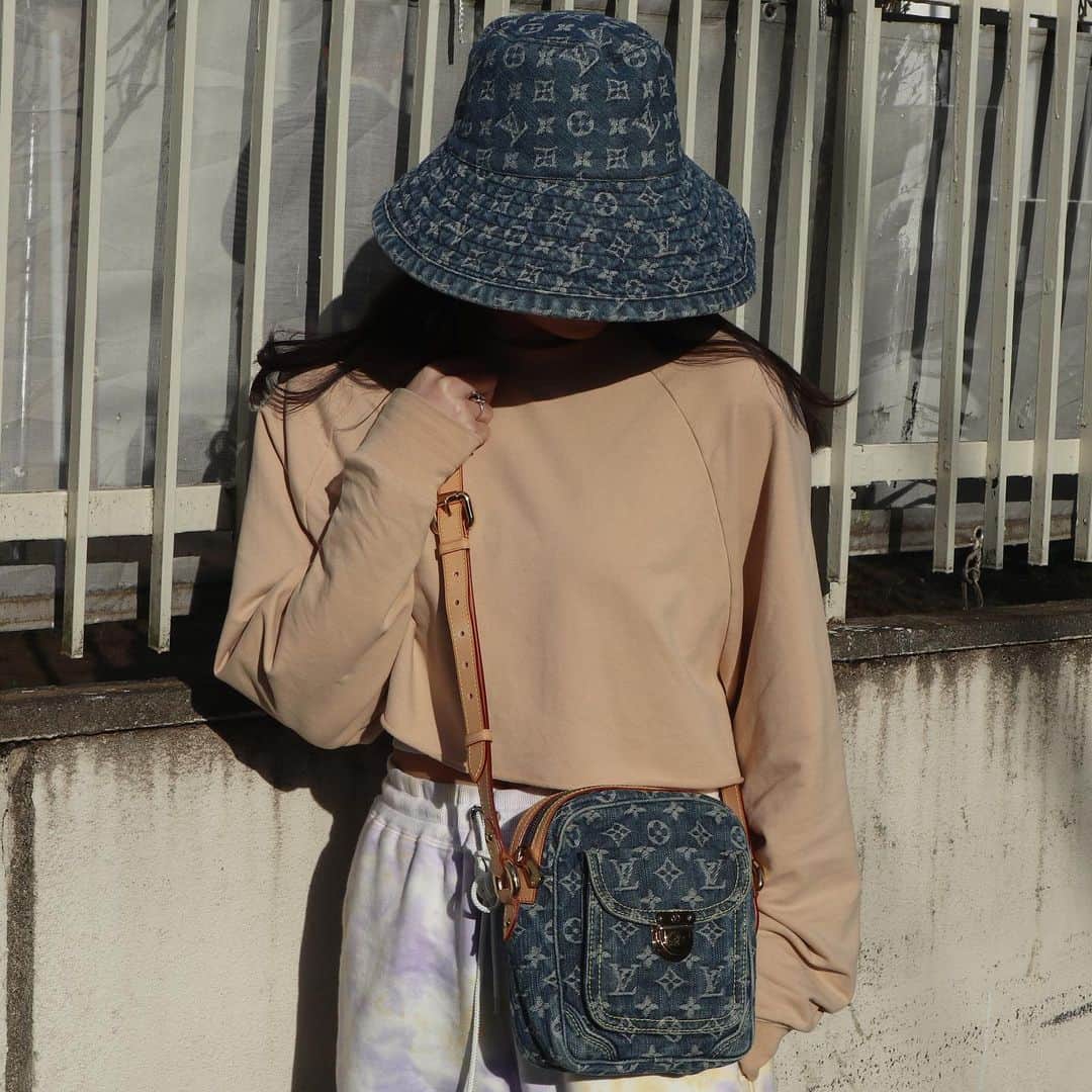 Vintage Brand Boutique AMOREさんのインスタグラム写真 - (Vintage Brand Boutique AMOREInstagram)「Vintage Camera Bag and Hat(Size L) in Monogram Denim from 2007  Hat 🛒Available Online for Purchase  Search Code: ao30123  Camera Bag 🛒Not available on webstore - DM us to order   ✈️Free Shipping Worldwide 📩DM for more info and pricing  ➡️info@amorevintagetokyo.com  #louisvuitton #vuitton #lv #vintagevuitton #lv」2月26日 17時24分 - amore_tokyo