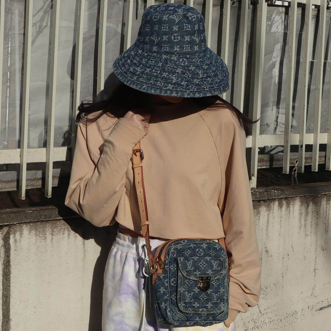 のインスタグラム：「Vintage Camera Bag and Hat(Size L) in Monogram Denim from 2007  Hat 🛒Available Online for Purchase  Search Code: ao30123  Camera Bag 🛒Not available on webstore - DM us to order   ✈️Free Shipping Worldwide 📩DM for more info and pricing  ➡️info@amorevintagetokyo.com  #louisvuitton #vuitton #lv #vintagevuitton #lv」