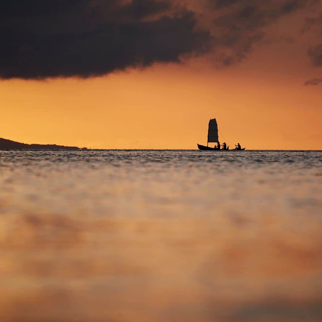 星野リゾートさんのインスタグラム写真 - (星野リゾートInstagram)「【サバニから夕日の絶景を眺める 「大人のいりばなデート」】  Romantic sunset viewing - watch the sky soak in warm hues from Okinawan Sabani boats  「星のや竹富島」は、2021年3月1日から5月26日まで、「大人のいりばなデート」を実施します。琉球の伝統的な木造船「サバニ」の上で、夕焼けの空と、同じように赤く染まる海に包まれるような感覚を味わい、海に沈んでゆく夕日を眺めます。  春は心地よい南風(ぱいかじ)が吹き始める季節です。春の穏やかな風を感じながら、波の音や鳥の声に耳を傾けて暮れのひとときを過ごします。夕日を眺めた後は、星のや竹富島のダイニングでディナーを楽しみ、竹富島で過ごすふたりの時間を満喫します。  #HoshinoResorts #星野リゾート #hoshinoya #星のや #hoshinoyaTaketomijima #星のや竹富島 #Okinawa #Yaeyamaislands #Taketomijima #沖縄 #沖縄県 #八重山諸島 #竹富島 #沖縄旅行 #八重山旅行 #OkinawaTrip #YaeyamaTrip #沖縄旅行 #OkinawaHotel #OkinawaTrip #luxuryresort #JapaneseHotels #travelJapan」2月26日 17時30分 - hoshinoresorts.official