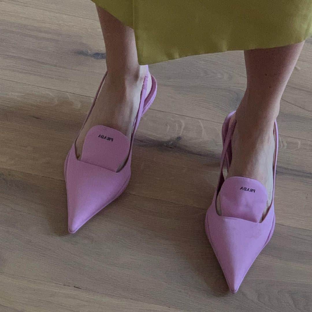 Linda Tolのインスタグラム：「Do you feel the vibe @prada」