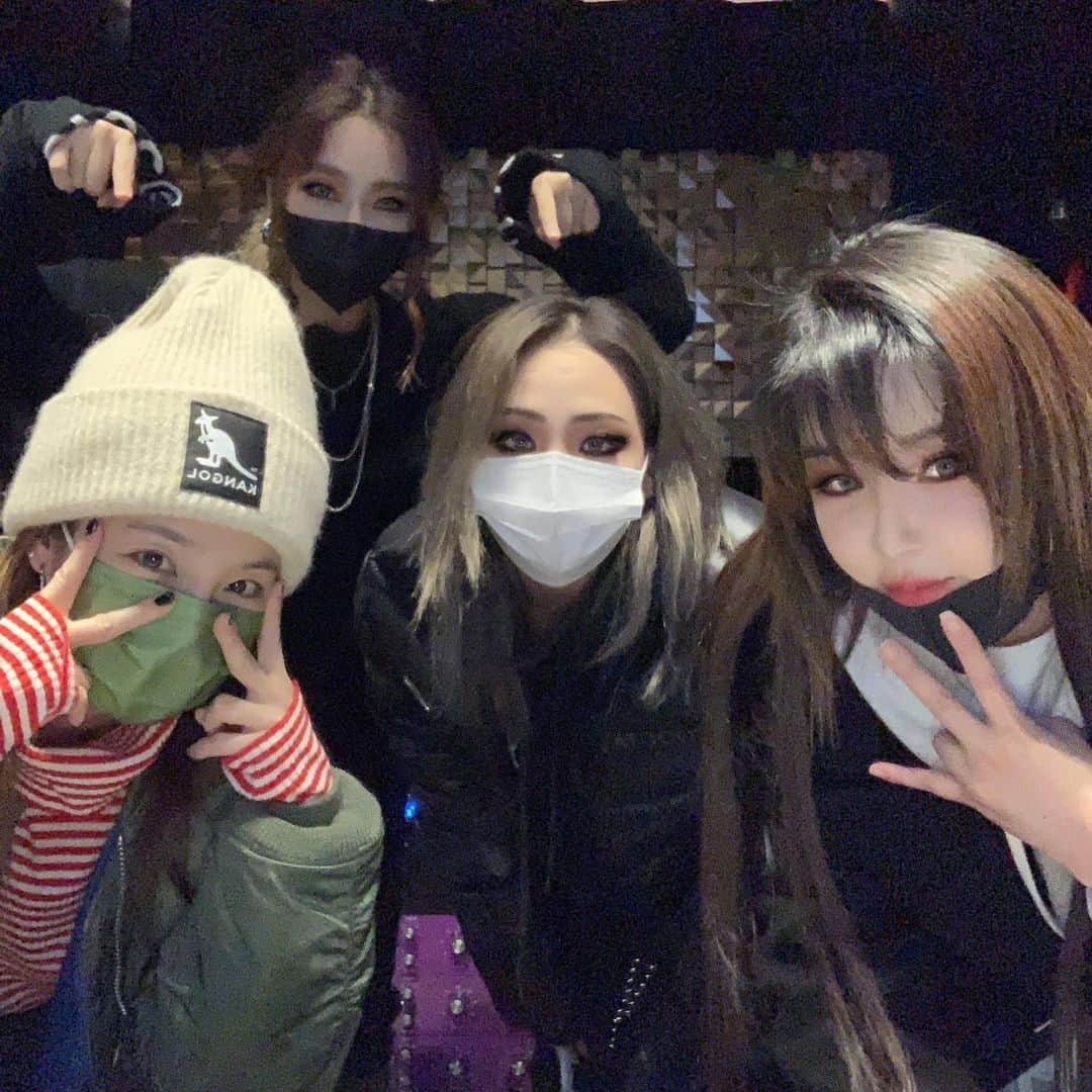 パク・ボムさんのインスタグラム写真 - (パク・ボムInstagram)「Happy Birthday CHAE LIN~ 우리의 리다~🥰🎉🥳#2ne1 #박봄 @dnation_official #dnation #디네이션 #parkbom #bompark #ぼム #朴春‎#بارك_بوم #happybirthdayCL」2月26日 17時27分 - newharoobompark