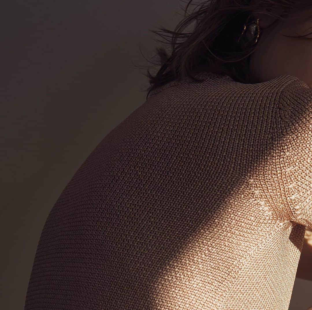 のインスタグラム：「AMBIENT SPRING 2021 COLLECTION ［今シーズン新たに展開するプロダクト］ アンビエントが厳選したイタリア産の糸を使用し編み上げたニットコレクション。 イタリア糸の1番の特徴は高い染色技術による発色の美しさ。 また珍しい風合いや光沢など、他にないプレシャスな魅力を感じさせるイタリア糸ならではのルックス 今後のラインナップに是非ご注目ください。 ▫️ 𝗜𝘁𝗮𝗹𝗶𝗮𝗻 𝘀𝗵𝗼𝗿𝘁 𝘀𝗹𝗲𝗲𝘃𝗲 𝗰𝗿𝗼𝗽 𝗸𝗻𝗶𝘁  【4月上旬発売予定】 〈Ash,Pink,Beige,Khaki〉 ＿＿＿＿＿＿＿＿＿＿＿＿＿＿＿＿＿＿＿＿ www.ambient-online.com @ambientofficial #アンビエント#ambient_official #springcollection #spring2021」