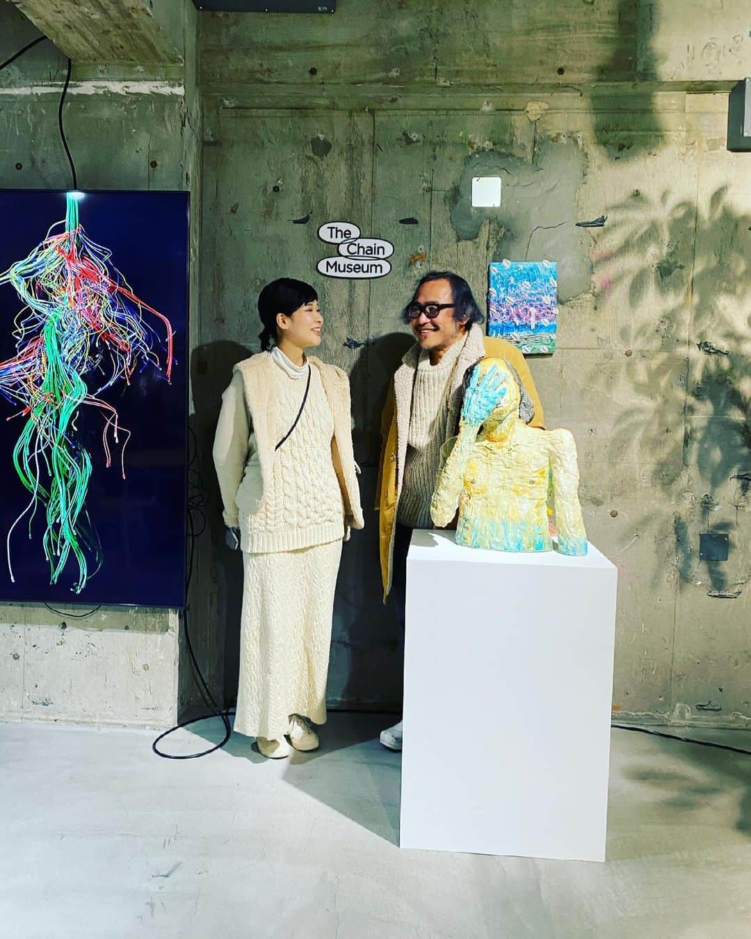 のインスタグラム：「#藝大卒展 で一目惚れした作家　#遠藤文香 さん　白の上下は#passthebaton だって^ ^ これから長いお付き合いをよろしくお願いいたします！」