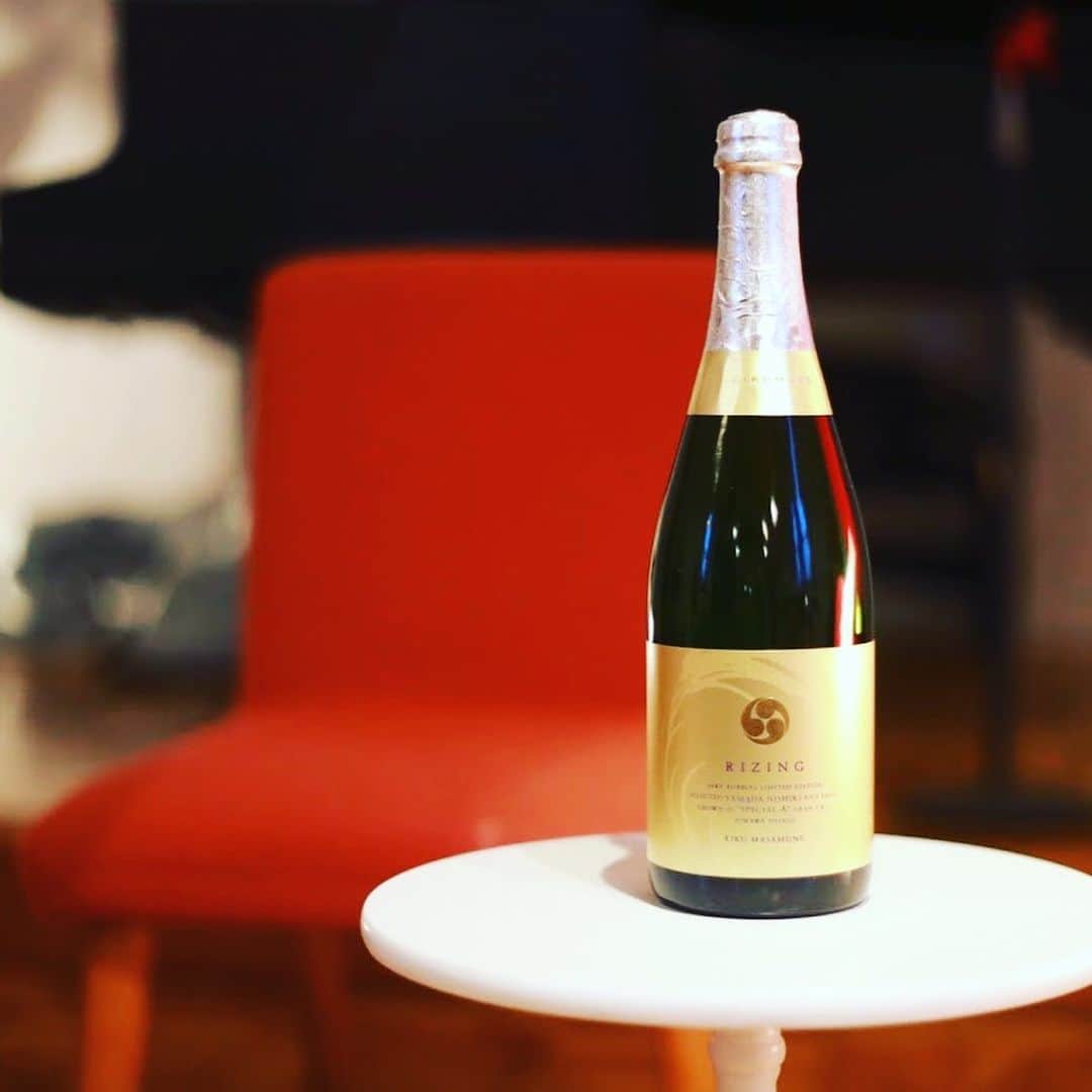 宮田麺児のインスタグラム：「菊正宗の本気。 シャンパンと全く同じ作り方の日本酒　「ライジン」 瓶内発酵による発泡感からひろがるライチのような爽やかさから桃の旨みを感じる。ジャパニーズシャンパン。 カップ酒の最高峰 まるで　酸味と奥に広がる甘味はまさに青リンゴ  #日本酒 #シャンパン #菊正宗 #旨い #ライジン」