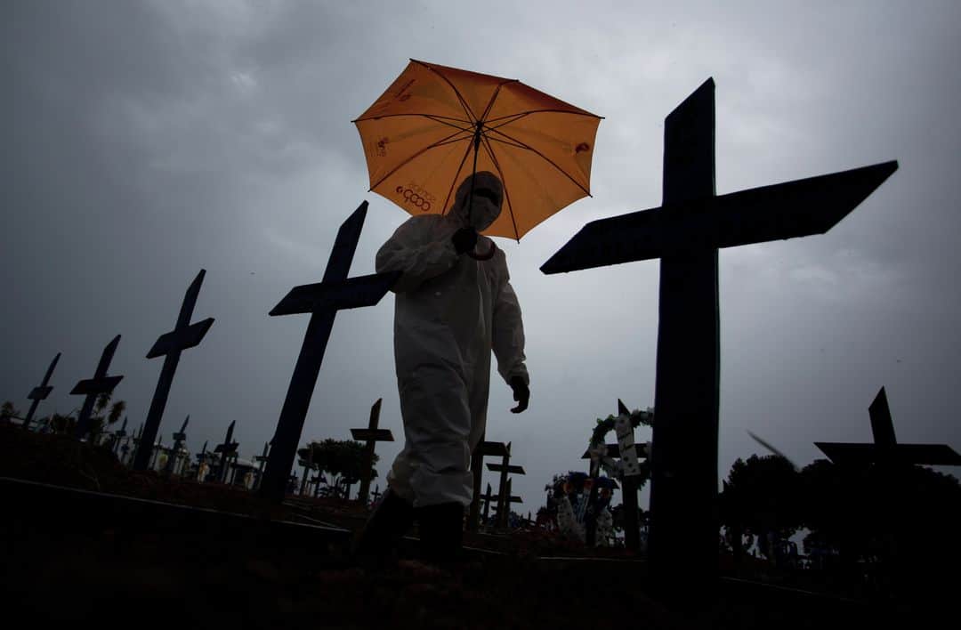 AFP通信さんのインスタグラム写真 - (AFP通信Instagram)「AFP Photo 📷 @fotomichaeldantas - A workers wearing a protective suit and carrying an umbrella walks past the graves of COVID-19 victims at the Nossa Senhora Aparecida cemetery, in Manaus, Brazil, on February 25, 2021. Brazil surpassed 250,000 deaths due to COVID-19.」2月26日 17時35分 - afpphoto