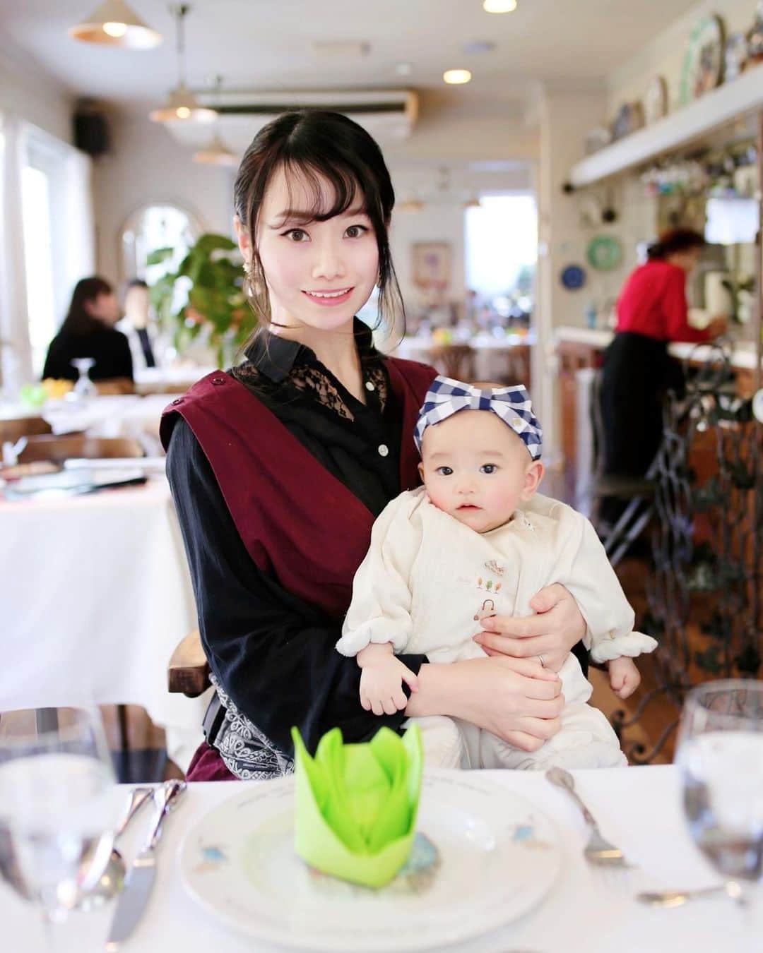 amiのインスタグラム：「．  Two shot with my daughter  娘とのツーショット❤️ 家族でランチした時のものだよ〜♡  つい最近までは軽くて小さいなぁと 思っていたのに、気がついたら ずっしり重〜くなった娘…👶💕  日々成長している娘が 愛おしくてたまりません♡  ． でも…娘を出産してから骨盤の開きや 腰痛が気になっていて、抱っこしていると 腰に負担がかかっている気がします🤭  なので、インスタで気になっていた ガードナーベルトをすることにしました♡  ． ガードナーベルトとは欧米で100万人の 腰痛を救った骨盤矯正ベルト✨ @guardnerbelt  骨盤補正がたったの10秒でできるし 強度抜群で男性も利用できるんです‼️  少ない力でしっかり巻ける、パワフルな 腰痛ベルトなので、締め付け具合も なかなか良い感じ⭕️  ． 私もこれをつけて、引き続き 娘の抱っこもがんばりたいと思います✨笑 ママさん、ぜひぜひ使ってみてね♡  ． #ガードナーベルト#骨盤矯正#腰痛改善#骨盤ベルト#PR#腰痛コルセット#FDAアメリカ医療機器認証#姿勢改善#加圧トレーニング#ダイエット#健康#生後5ヶ月#女の子ベビー#赤ちゃんのいる生活」