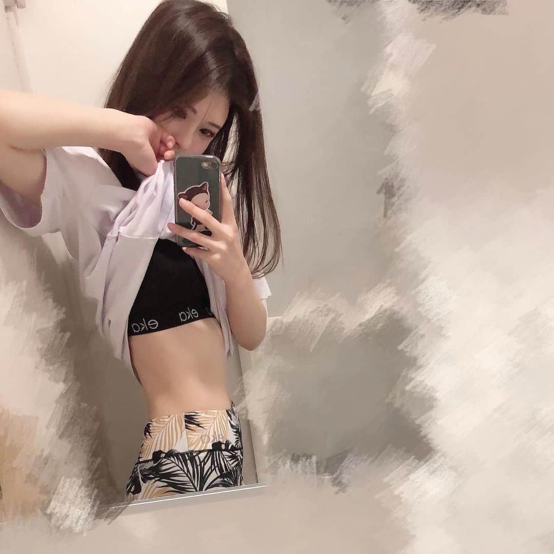 のインスタグラム：「.  横腹の筋復活してきた✨﻿ 力入れたときだけだけど😶﻿ ﻿ 力抜いてもお腹ボーンってならなくなったよ((語彙力﻿ ﻿ @fastorylabo_itsuki ﻿ 愚痴も聞いてくれるから身体もココロもスッキリした🤣🤣﻿ ﻿ ﻿ ﻿ ﻿ #gym #personaltraining #shibuya #パーソナルジム #腹筋 #ジム #ボディメイク #筋トレダイエット」