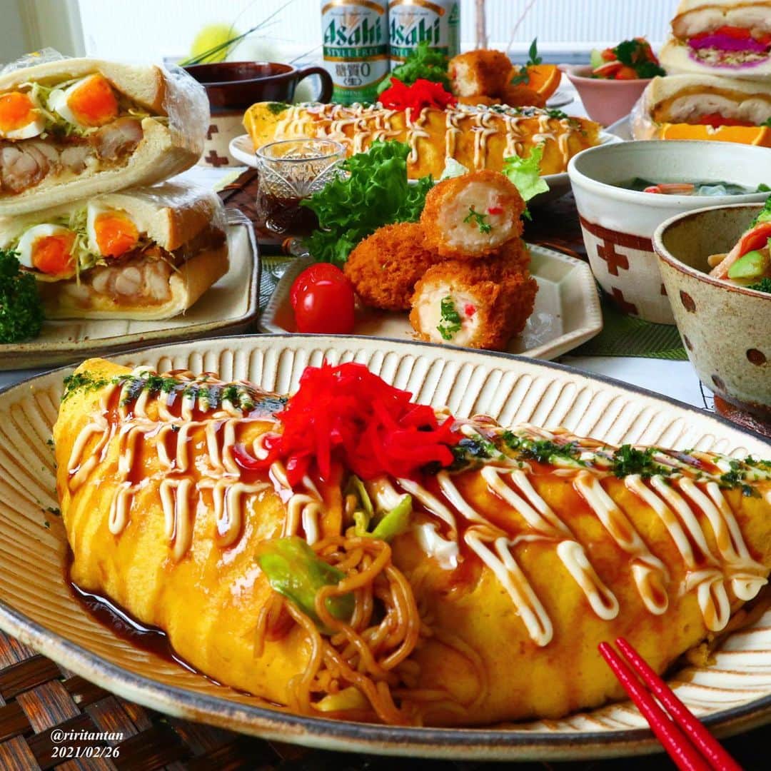 り～♬のインスタグラム：「こんばん金曜日•*¨*•.¸¸♬︎ ・ ・ あっという間に金曜日。 今月は仕事暇だったなぁ⤵️ 来月は、人並みに働きたい😂人並みってなんだ⁉️笑っ 私は正社員ではないので、働かないとお金がもらえない💦 仕事プリーズ。。。 あぁもう本当にコロナどうにかして😩 ではでは愚痴もこの辺にして皆さま良い週末を〜💕 ・ 夕ごはんはガッツリ高カロリーww ・ ✴︎オムそば ✴︎チーズチキン玉サンド ✴︎カニカマクリームコロッケ ✴︎ブロッコリーとカニカマの和風おろしサラダ ✴︎わかめと春雨のスープ ✴︎発泡酒🍺＆オレンジ🍊 ・ #おうちごはん#夕ごはん#うちごはん#家族ごはん#料理#料理写真#手料理#献立#美味しい#うつわ好き#器#暮らし#食卓#おうちカフェ#食いしん坊#フーディテーブル#japanesefood#yummy#日々#日々の暮らし#dinner#delicious#foodpics#オムそば#高カロリーバンザイ🙌」