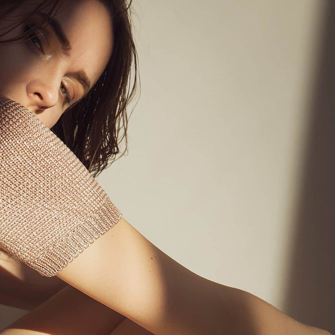 のインスタグラム：「AMBIENT SPRING 2021 COLLECTION ［今シーズン新たに展開するプロダクト］ アンビエントが厳選したイタリア産の糸を使用し編み上げたニットコレクション。 イタリア糸の1番の特徴は高い染色技術による発色の美しさ。 また珍しい風合いや光沢など、他にないプレシャスな魅力を感じさせるイタリア糸ならではのルックス 今後のラインナップに是非ご注目ください。 ▫️ 𝗜𝘁𝗮𝗹𝗶𝗮𝗻 𝘀𝗵𝗼𝗿𝘁 𝘀𝗹𝗲𝗲𝘃𝗲 𝗰𝗿𝗼𝗽 𝗸𝗻𝗶𝘁  【4月上旬発売予定】 〈Ash,Pink,Beige,Khaki〉 ▫️ 𝗟𝗼𝗻𝗴 𝘄𝗿𝗮𝗽 𝗻𝗮𝗿𝗿𝗼𝘄 𝘀𝗸𝗶𝗿𝘁 【3月5日(金)発売開始】 〈Pink/beige,Gray/beige,Blue,Beige〉 ＿＿＿＿＿＿＿＿＿＿＿＿＿＿＿＿＿＿＿＿ www.ambient-online.com @ambientofficial #アンビエント#ambient_official #springcollection #spring2021」