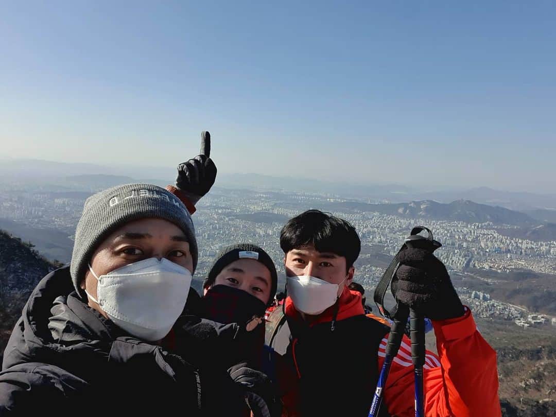 ホ・ジョンミンのインスタグラム：「한마음 산악회 내 생애 마지막 등반 산타는거 정말 시름 산 알러지 이씀 열정열정열정은 개뿔 얼렁 내려가서 막걸리나 먹어야지 #북한산」