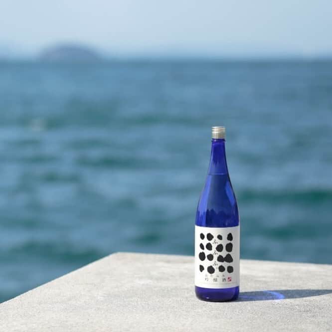 creema_weddingのインスタグラム：「香り高く口当たりの軽い日本酒で、２人の記念日をお祝いしませんか？  >>https://www.creema.jp/item/8305010/detail [ 福きたる | MORIKUNI ]  香川県・小豆島唯一の酒造MORIKUNIさんは、明日からはじまる #どこでもHMJ で、伝統技法へのこだわりや日本酒の楽しみ方をご紹介いただきます。 ぜひお酒をご用意してご覧ください！ ・ ・ ＼どこでもハンドメイドインジャパンフェス ／ 開催日：2月27日（土）・28日（日） https://www.creema.jp/event/dokodemo-hmj  MORIKUNIさんのトークは、27日（土）18:00から！」