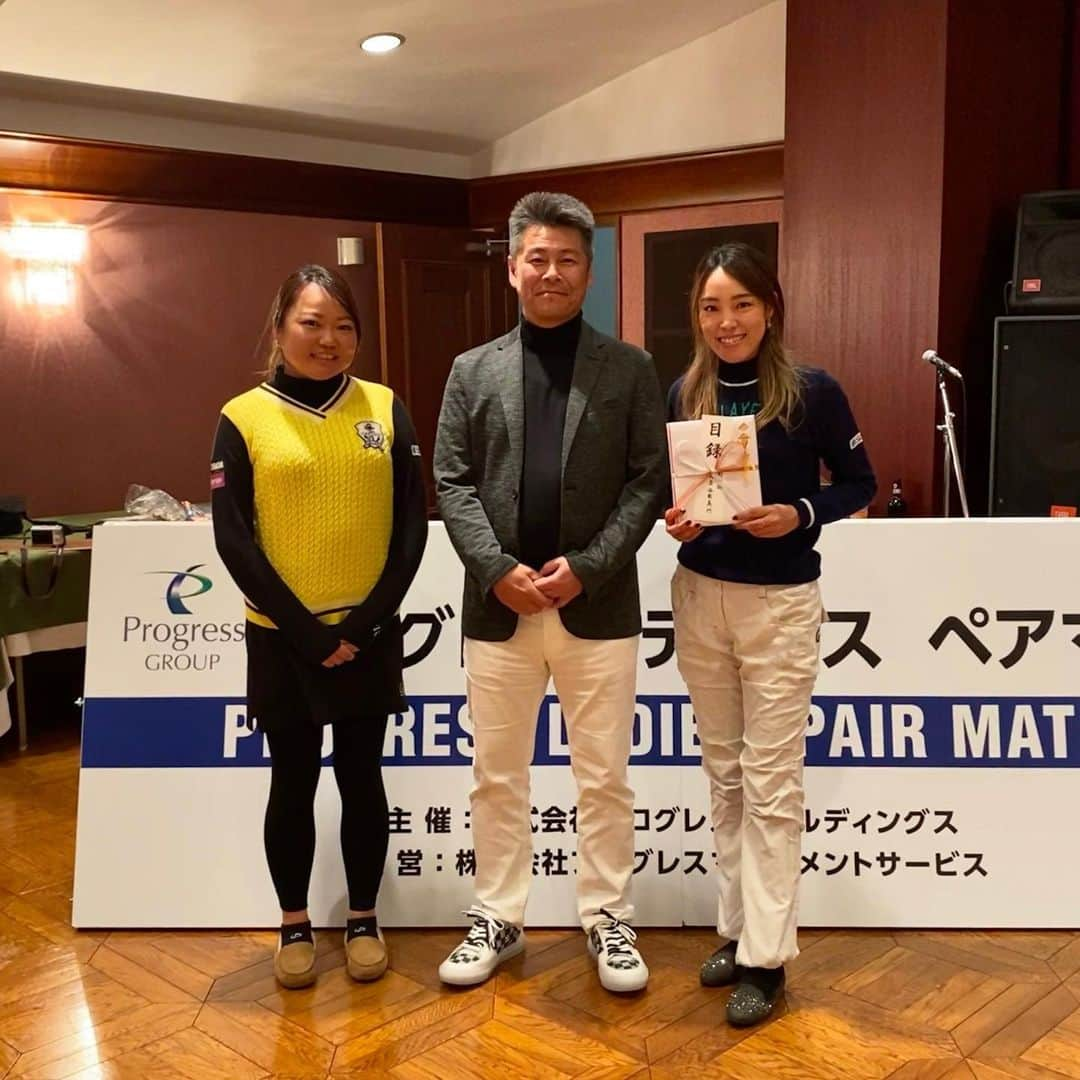 鎌田ハニーのインスタグラム：「プログレスホールディングス様主催のペアマッチに出場しました⛳️ もちろんパートナーは姉のヒロミ😏 なんと‼️トータル10アンダーで優勝する事が出来ました🏆 今季初の賞金とても嬉しいです✨ 清水社長、所属プロの皆様この様な大会を企画し開催して下さりありがとうございました🙇‍♀️ 朝から本当にお疲れ様でした👏👏 今夜は頂いたFendiの貴重なワインを呑んでお祝いしたいと思います🍷❤️ #プログレスホールディングス #ペアマッチ #女子プロゴルファー」