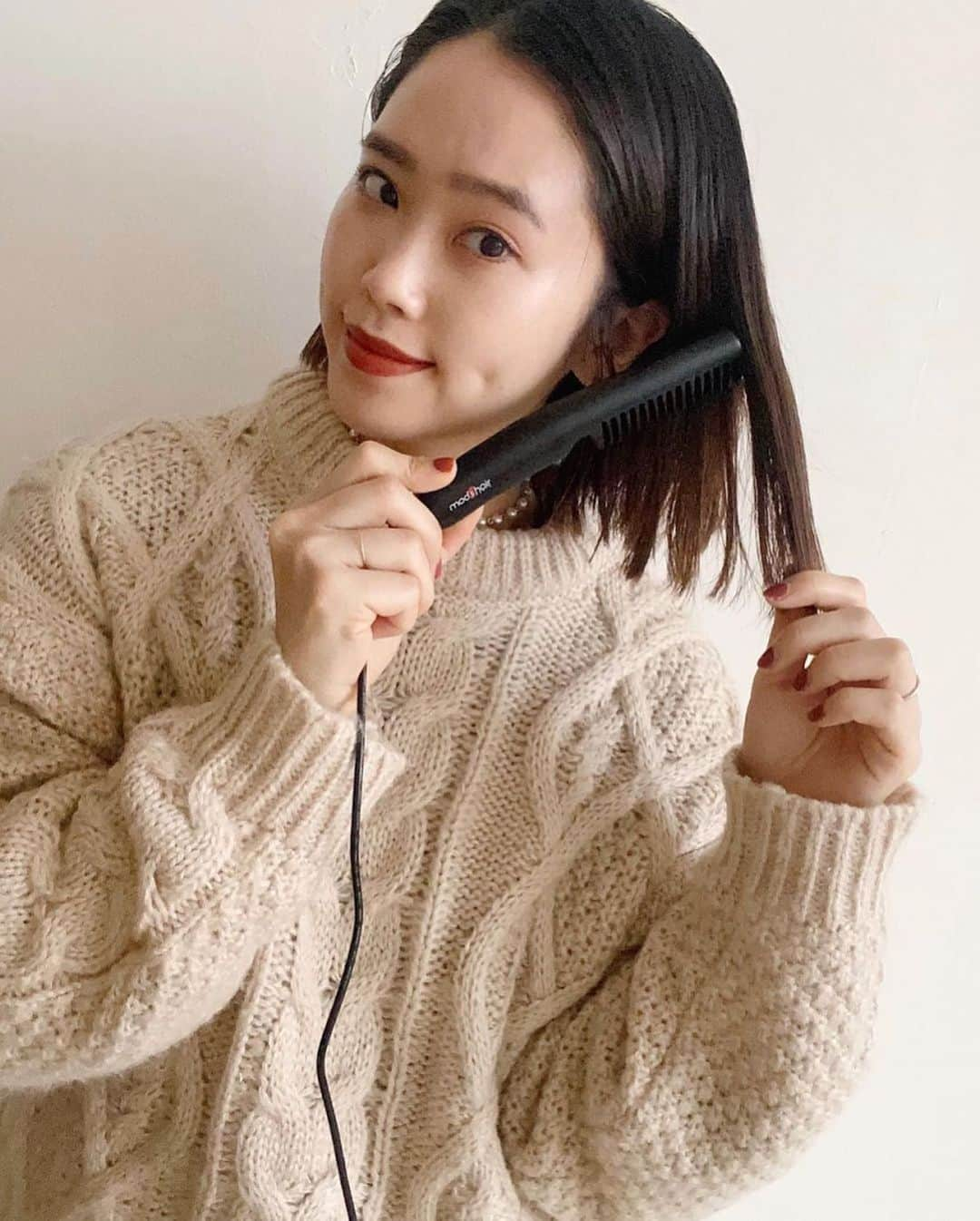 モッズ・ヘア スタイリングツールさんのインスタグラム写真 - (モッズ・ヘア スタイリングツールInstagram)「.⁣ 【mod's hair MOBILE HEAT COMB】⁣ ⁣ 大切な人への贈り物、⁣ 毎日会えない今だからこそ⁣ 毎日使ってもらえるものを。⁣ ⁣ とかすだけで綺麗にまとまる⁣ 男性にも女性にも使いやすいコームタイプの⁣ スタイリングツールなら⁣ 忙しい朝や、外出先でもいつでも一緒にいられるかも。⁣ ⁣ Repost @arika_imura⁣ ⁣ ▷STYLISH MOBILE HEAT COMB⁣ microUSBでオフィスや学校でも使用可能。⁣ 使用後すぐに収納できる便利なキャップ付きだから、⁣ 時間がない時にもさっとお直し。⁣ 片手でとかすだけでOKなので、⁣ スタイリング初心者にも◎⁣ ⁣ #モッズヘアスタイリングツール⁣ #サロンクオリティ⁣ ⁣ #ヘア動画 #スタイリング動画 #ヘアセット⁣ #ツヤ髪 #寝ぐせ直し #お直し⁣ ⁣ #プレゼント #バレンタインギフト⁣ #贈り物に最適 #バレンタインプレゼント⁣ -----------------------⁣ モバイルバッテリーで⁣ いつでもどこでも化粧直し感覚で⁣ 気軽にスタイリングできる⁣ モバイルヒートコームが超便利！⁣ 車でも使えるからお出かけ前に⁣ すごく役立っています🚘🌼⁣ コームタイプなので⁣ さっととかすだけで簡単に⁣ 髪にツヤがでてまとまる✨⁣ 短い髪もしっかりキャッチしてくれて⁣ 旦那さんと兼用して使ってます👨🏻⁣ ・⁣ #modshair #modshairstylingtools⁣ #modshairmobilecollection⁣ #modshairmobileheatcomb⁣ #modshairmobilehairiron⁣ #MHB1040K #hairstyle⁣ #モッズヘア #モッズヘアモバイルヒートコーム⁣ #モバイルヒートコーム⁣ #ヒートコーム #コームアイロン⁣ #ブラシアイロン #ヘアアイロン⁣ #ストレートアイロン #コテ⁣ #前髪アレンジ #PR」2月26日 17時43分 - mods_hair_stylingtools