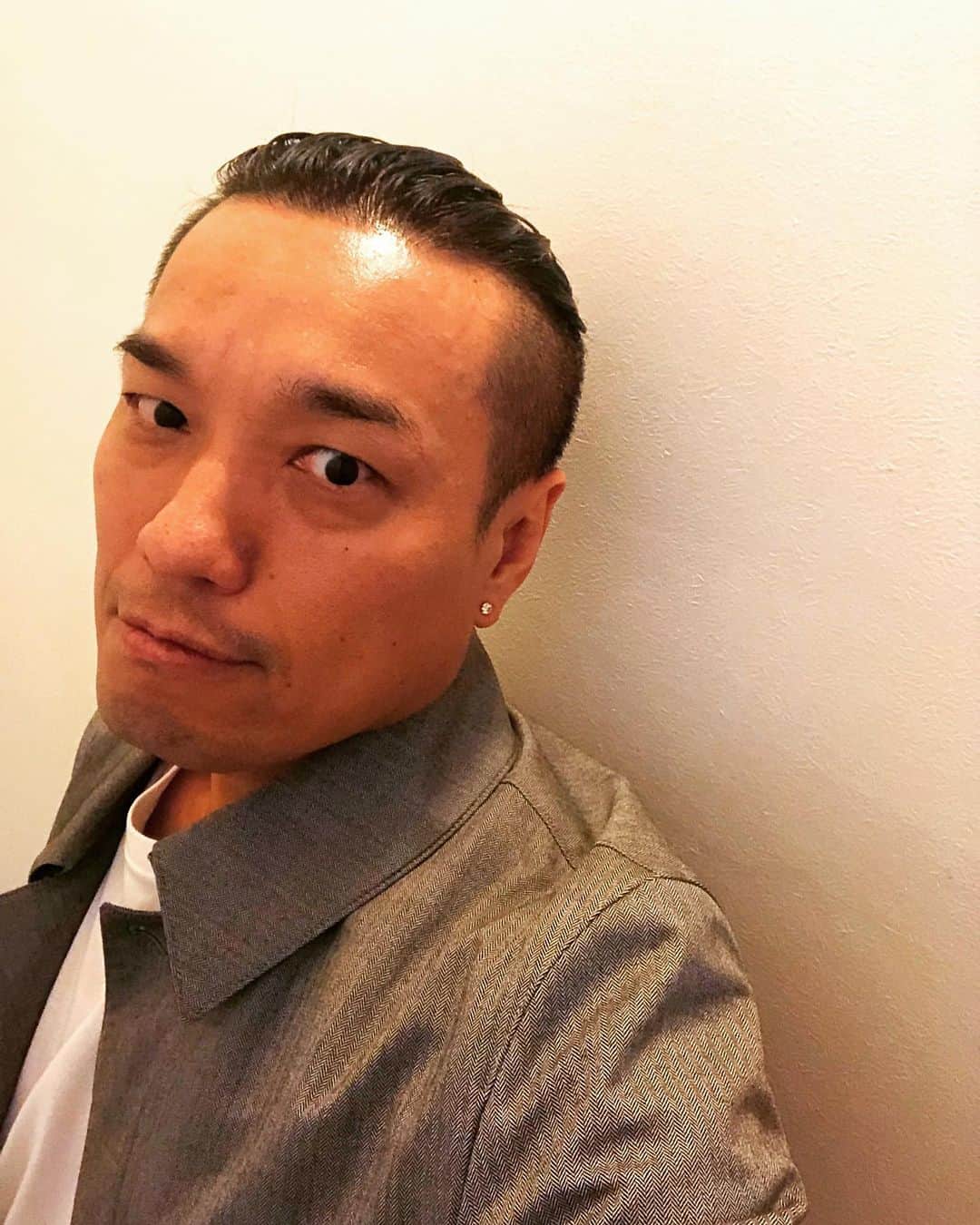 HI-Dのインスタグラム：「昨日はミーティングと会食でこのスタイル。でした。😊 あぁ....早く言いたい。」