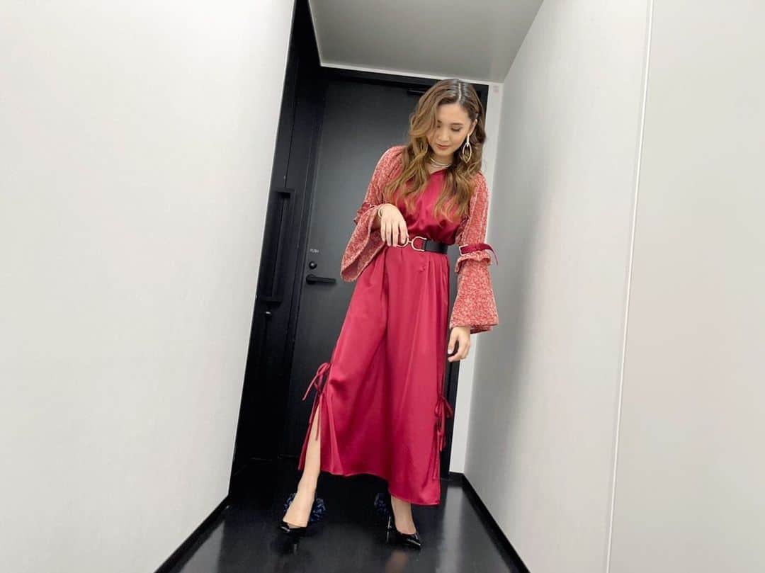 Beverlyさんのインスタグラム写真 - (BeverlyInstagram)「Love looove this red dress❤️✨  one piece @ananatihsayim  jewelry @flake_jewelry_official  pumps @ha_za_ma」2月26日 17時45分 - beverly_official_