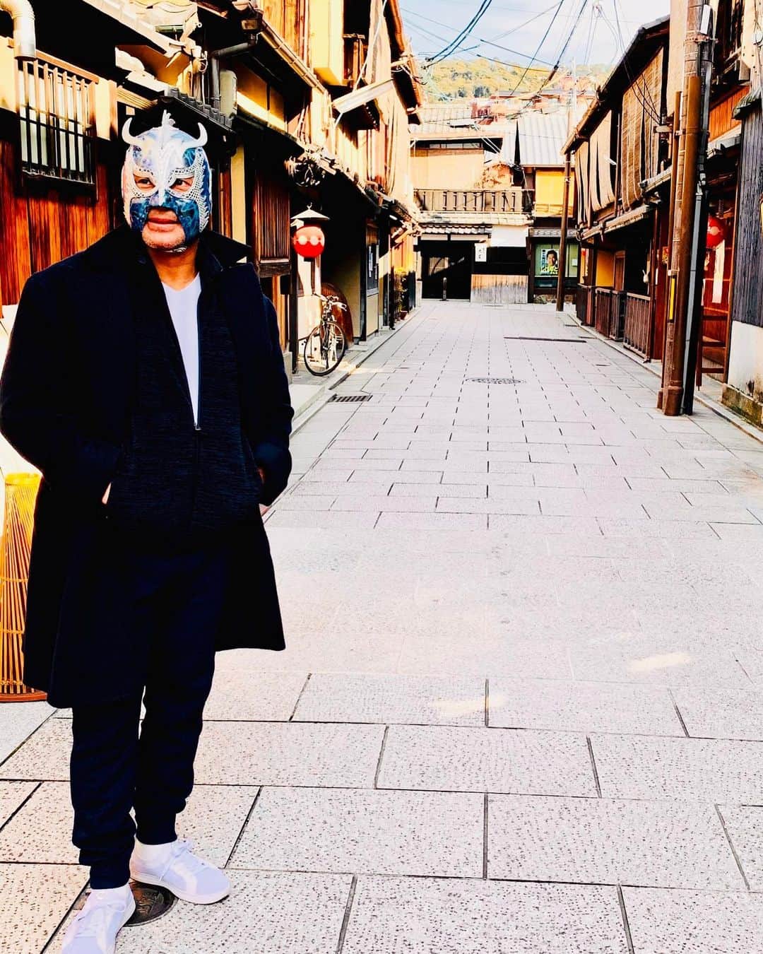 ウルティモ・ドラゴンさんのインスタグラム写真 - (ウルティモ・ドラゴンInstagram)「Walking in Kyoto 2  @dragongate_pro  #京都散策ぶらり旅 #京都祇園  #kyoto  #覆面レスラー  #ナポリ仕立て  #sartorianapoletana」2月26日 17時46分 - ultimodragon_oficial