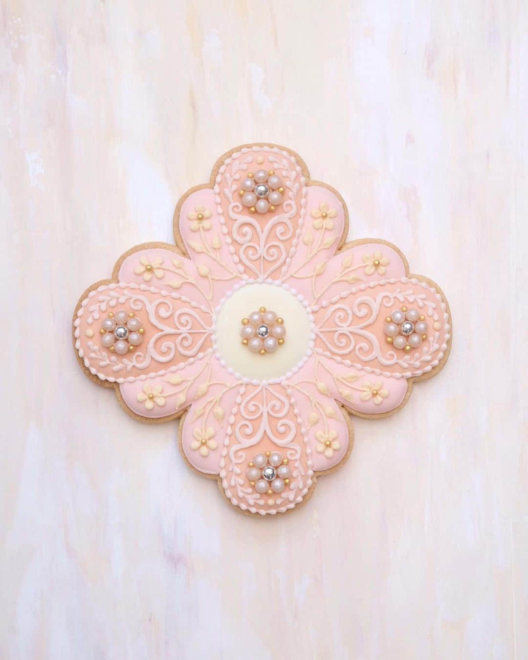 KUNIKAのインスタグラム：「Pearl bijou ornament cookie🤍 I'm into decorate with sugar pearls.  パールアラザンが最近のマイブーム。  今日の21時にオリジナル筆がオンラインショップに入荷します🌷 (URLはプロフィールのリンクからとべます。)  また明日の21時からインスタライブおこないます🎨 見てくださっている皆さまいつもありがとうございます🤍  #artofkunika」