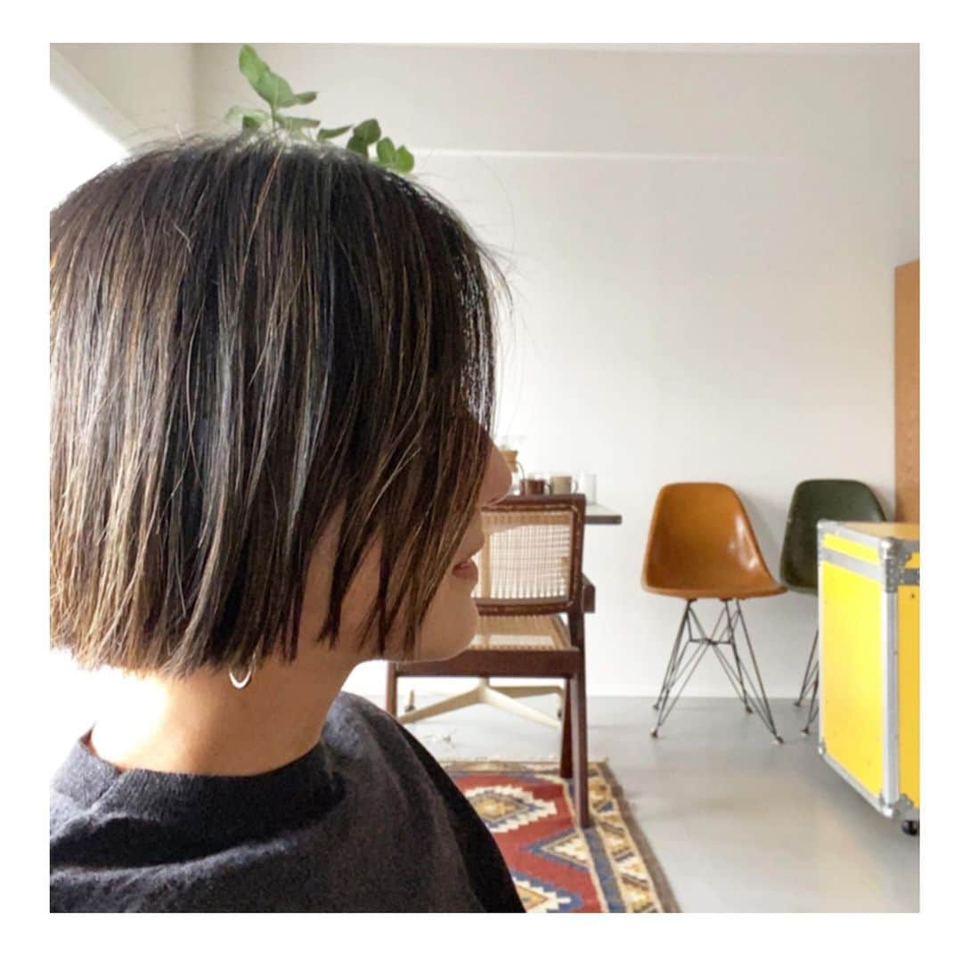 坪田あさみのインスタグラム：「. 毛先は透かず重めに前下がりにならないパッツンボブ。 毛先が癖で内側にくるんとなりがちなので、 ストレートアイロンで外ハネ気味にします。 仕上げは気分や着こなしに合わせて、 バーム、ワックス、オイルで変化をつけます。 . 最近周りもみんな続々と切ってるなぁ。 そういう気分なのかな。 長くてゆる巻きしてた頃がもはや懐かしい😂 . #備忘録  #アラフォー#アラフォーヘア #あらふぃふ #アラフィー　#アラフィーヘア #アラフィフコーデ#40代ファッション #40代コーデ　#40代ヘアスタイル #大人コーデ #大人カジュアル #大人ヘア」