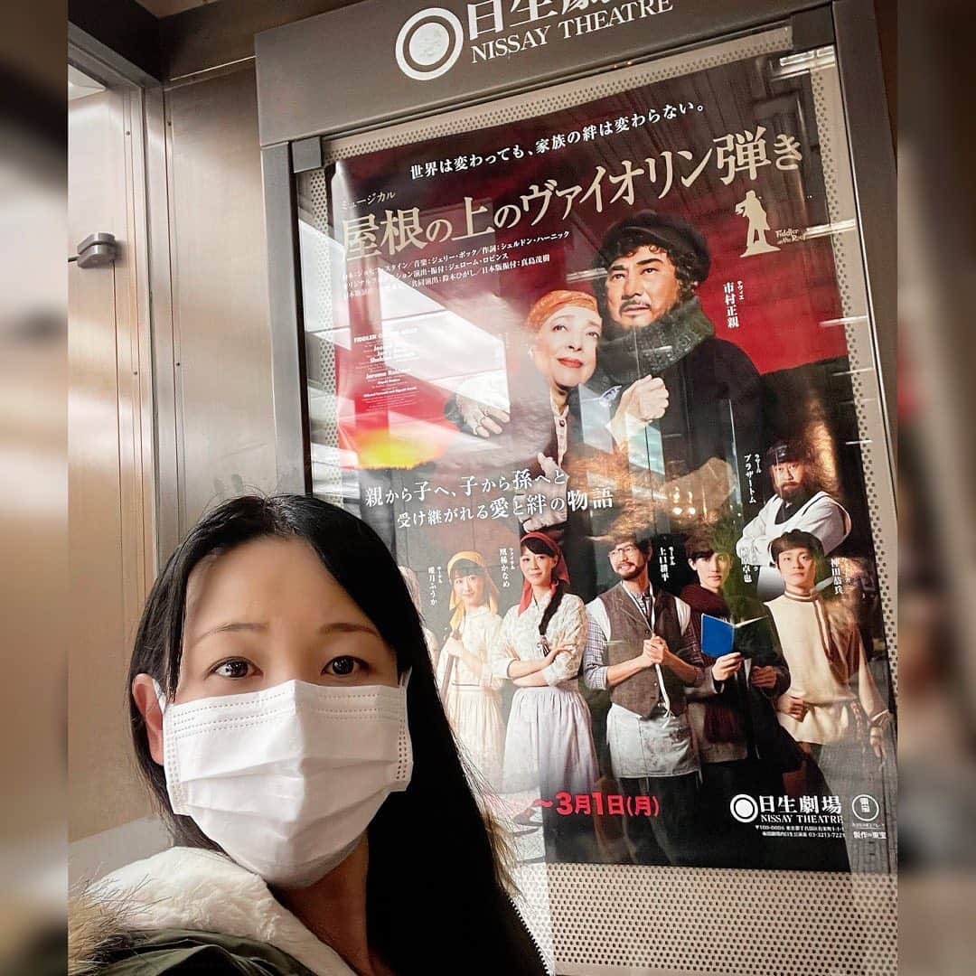 田中香子さんのインスタグラム写真 - (田中香子Instagram)「きのうの観劇。  良い劇場の良い席で 良い芝居を観るのに メガネを忘れ、 悔しいから買っちゃった 良いオペラグラス◎◎ 前から二列目だけど。  #屋根の上のヴァイオリン弾き」2月26日 17時48分 - soo.yt