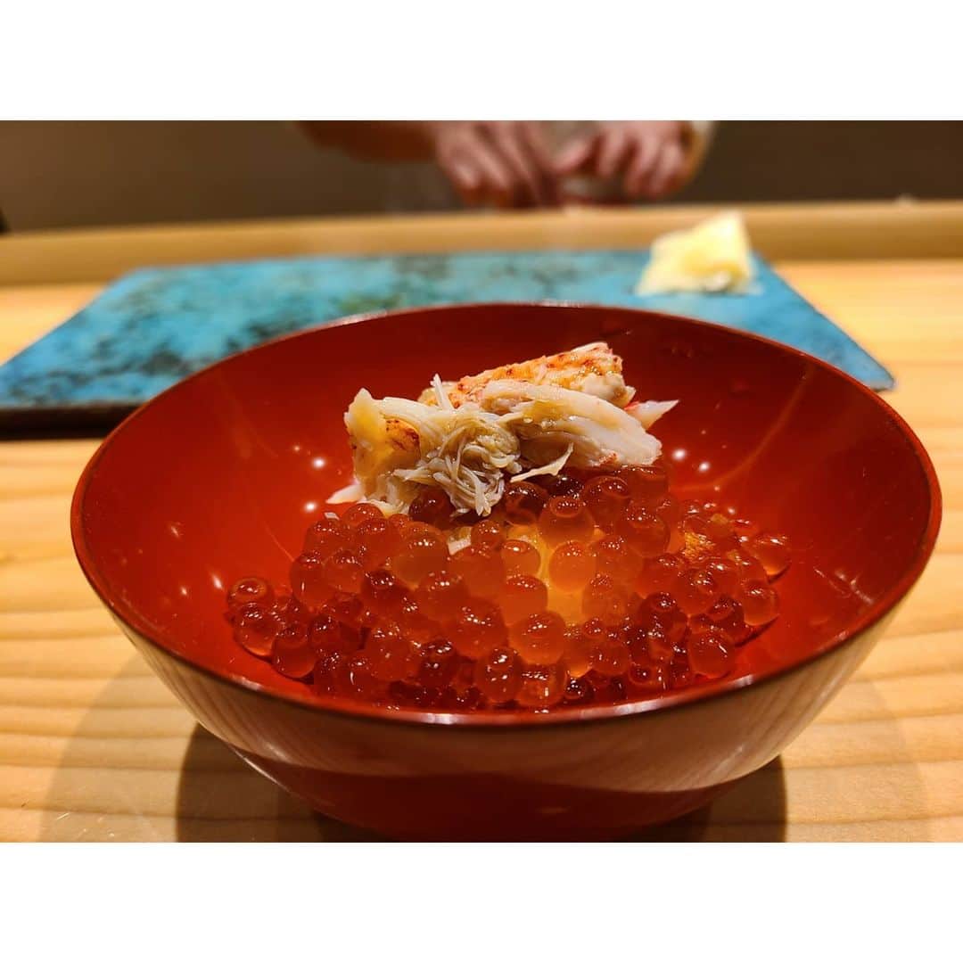 未來歩のインスタグラム：「先日、御一緒させて頂いて金沢を熟知なさってる @ginza.shintaro ママに  金沢の色々なお店をご紹介頂きまして🍣　  小松弥助さんから２時間後にまた、お鮨🤣  リーズナブルで美味しい鮮魚が沢山。 画像には載せきれない程頂きました😁  ご紹介ありがとうございました✨  そして、、、  #くら竹 #金沢#鮨 #グルメ好きな人と繋がりたい #ガスエビ #sushi  #日本料理 #食べログ #鰤 #鮮魚　美味しい #牡蠣」
