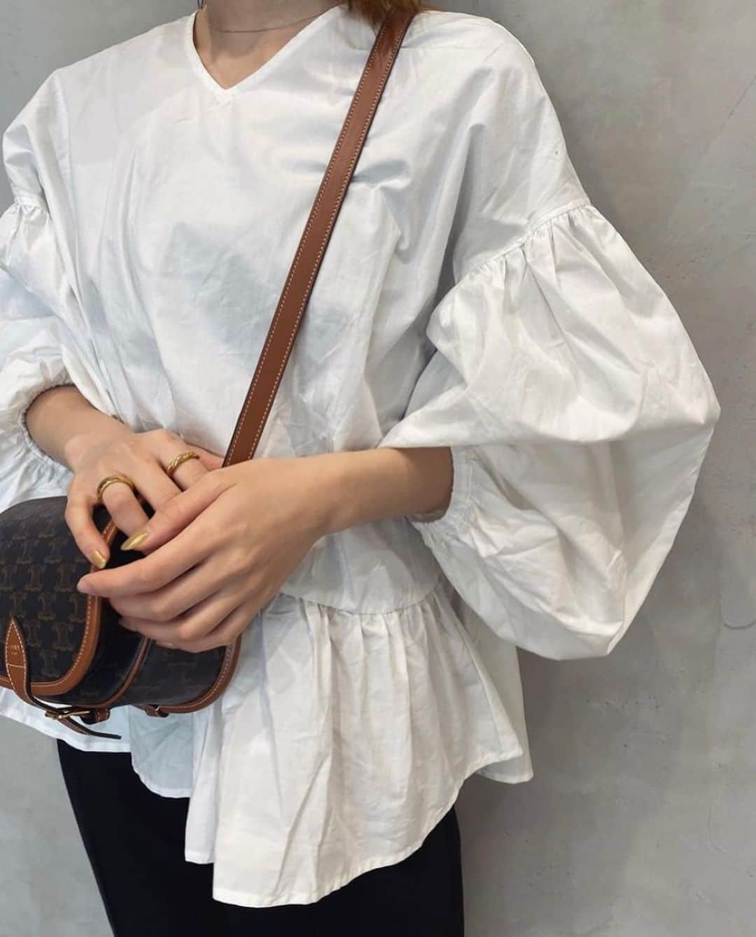 titivateさんのインスタグラム写真 - (titivateInstagram)「. 【 style share 】 ボリュームスリーブフレアブラウス 品番：AXXP2804 . @mami_3260 様、素敵なコーディネートありがとうございます！  裾にかけて広がるAラインシルエットと ボリュームスリーブが大人かわいい人気のフレアブラウス✨  袖口はゴム仕様なのでストレスフリーに着用可能で Vネックラインがデコルテを綺麗に見せてくれます！  ギャザーをたっぷり寄せた袖口のボリュームが女性らしい印象を与えてくれる1枚です！  . STYLE SHARE 募集中！ titivateのアイテムを取り入れてコーデを投稿しよう！ ハッシュタグは『#titivatestyle』  . 素敵な着こなしで、もしかしたらtitivateのアカウントで紹介されちゃうかも⁈ 「リアル」で「身近」なオシャレコーデを楽しみにしています♪ . #titivate #ティティベイト #ファッション #春コーデ #ブラウス #シャツ  #Repost @mami_3260 . 袖がたっぷりでかわいい🤍 甘すぎず黒いパンツで◎ @titivatejp  #titivate #ティティベイト #titivatestyle #ボリュームスリーブフレアブラウス」2月26日 17時50分 - titivatejp