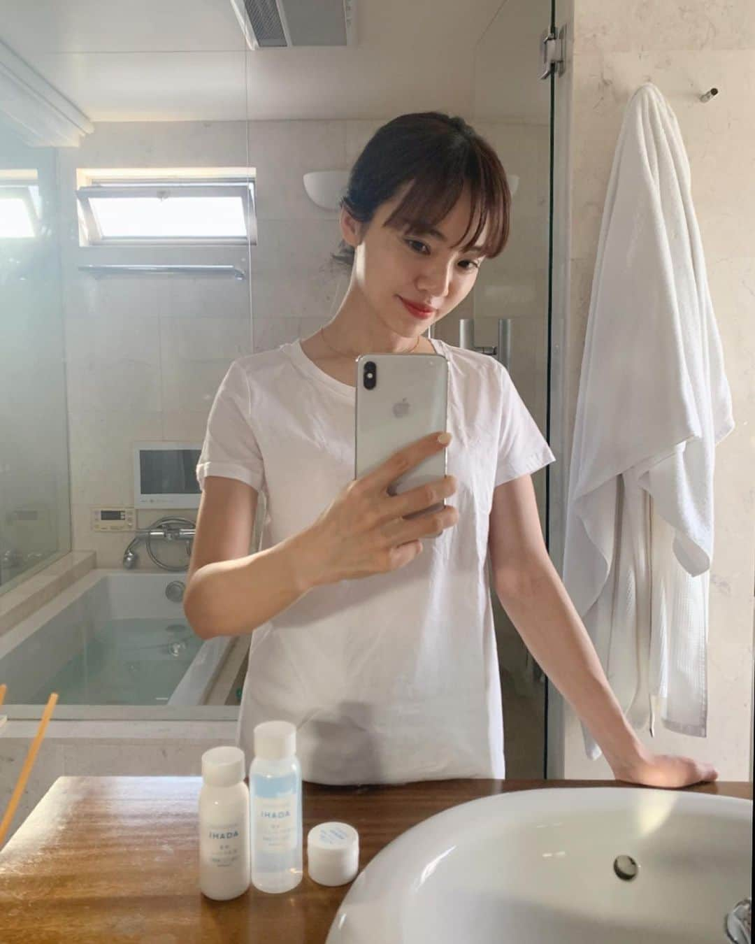 春名亜美さんのインスタグラム写真 - (春名亜美Instagram)「ドラッグストアなどで、よ〜く目に入る、IHADAの商品ですが、 IHADAには、 ✔️治療シリーズ ✔️薬用ケアシリーズ ✔️防御シリーズ の3カテゴリがあること皆様知ってました？？ 治療シリーズでできてしまった肌トラブルに対応するだけでなく、薬用スキンケアでトラブル肌を未然に防ぐなど、カテゴリをつかいわけることで肌トラブルをコントロールできるブランドです。　  私は防御シリーズは毎年花粉の時期に必ず愛用してたのですが、今回お友達の評価も高い薬用ケアシリーズを初めて使ってみました🌸  IHADAの薬用ケアシリーズには、うるおいバリア保護成分として「高精製ワセリン」が入っているそうで、資生堂さんが特別な技術により限りなく不純物を取り除いた心強い成分、いわば『ワセリンの柱』だそう🔥  今まさに花粉に襲われている私。 毎年毎年、花粉の時期はお肌が揺らぎがち😷🦠  実際、薬用ケアシリーズを使ってみた感想は。。。  ローションは、とろみがなく、パシャっとしているのに、手ごたえがあって頼もしい感じ✨  エマルジョンは、とろっとしていて、濃厚そうなのにのびも良く、軽いつけ心地😌  バームは、手に取った瞬間とろけるテクスチャー✨ 最近は必ずポーチの中に入れてます👝 肌荒れしやすい時期ですが、先回りしてセルフコントロールして、Happyなお肌で過ごしたい🌸🌸🌸 ・ ・ ・ #IHADA #イハダ #PR #スキンケア #乾燥肌 #肌荒れ対策 #敏感肌 #乾燥 #セルフコントロール #先回りケア」2月26日 17時50分 - amiharunaami