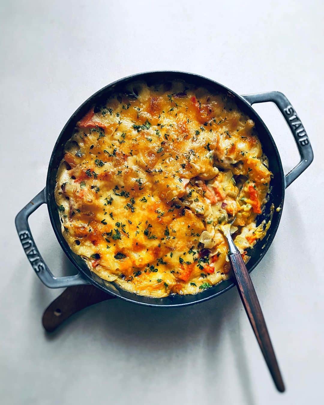 のインスタグラム：「Soy milk vegetable gratin🥄 こちらは、前ポストグラタンの さらに野菜をふんだんに使ったバージョン。 といいますか、ほぼ野菜😁 . #野菜不足の方おすすめですよ💁🏻‍♀️ #野菜　#グラタン #豆乳グラタン #ハーブ .」