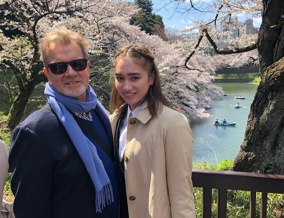 ベネット・マヤのインスタグラム：「When people told me that University would go by in a flash I definitely underestimated just how fast time would fly by. Now heading into my 3rd and most likely final year at Hosei University the realization that the real world is right around the corner is honestly terrifying. So to ease my anxiety about the year ahead here’s a few of my favorite memories of the past 2 years at 法政大学GIS📸📸❤️ Enjoy these rare pics #photodump #sentimental」