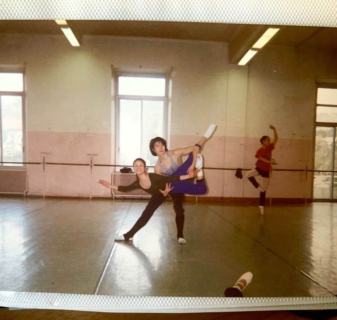 宮尾俊太郎のインスタグラム：「20年前くらい？のカンヌ留学中の写真が、リフトされてる方から送られてきたました。 多分、やりたいリフトがちゃんと出来てないですこれ笑 懐かしい^ ^  #バレエ #ballet #dancer #miyao #shuntaro #宮尾俊太郎 #japan #tokyo #西貴子」