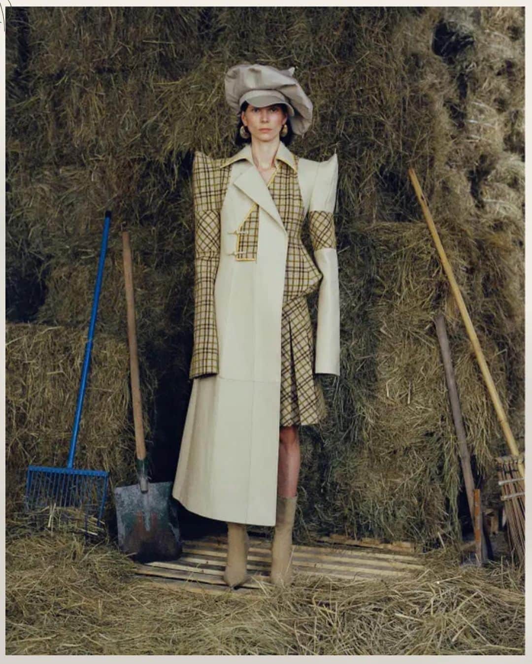 Vogue Italiaさんのインスタグラム写真 - (Vogue ItaliaInstagram)「Tartary – Shades of Mongolian, the Fall Winter 2021-22 collection by Sara Wong. The collection composed of 39 looks with bold shapes and luminous colors are dedicated to a strong, independent, feminine and romantic woman taking inspiration from the Chinese cultural cross-contamination of the 19th century. Discover the looks and the exclusive interview to the designer on The World of Vogue Talents. Link in bio. @sarawongofficial  #sarawong #tartaryshadesofmongolian #aculturalfashionclash #fw2122 #TheWorldofVogueTalents #adv」2月26日 17時55分 - vogueitalia