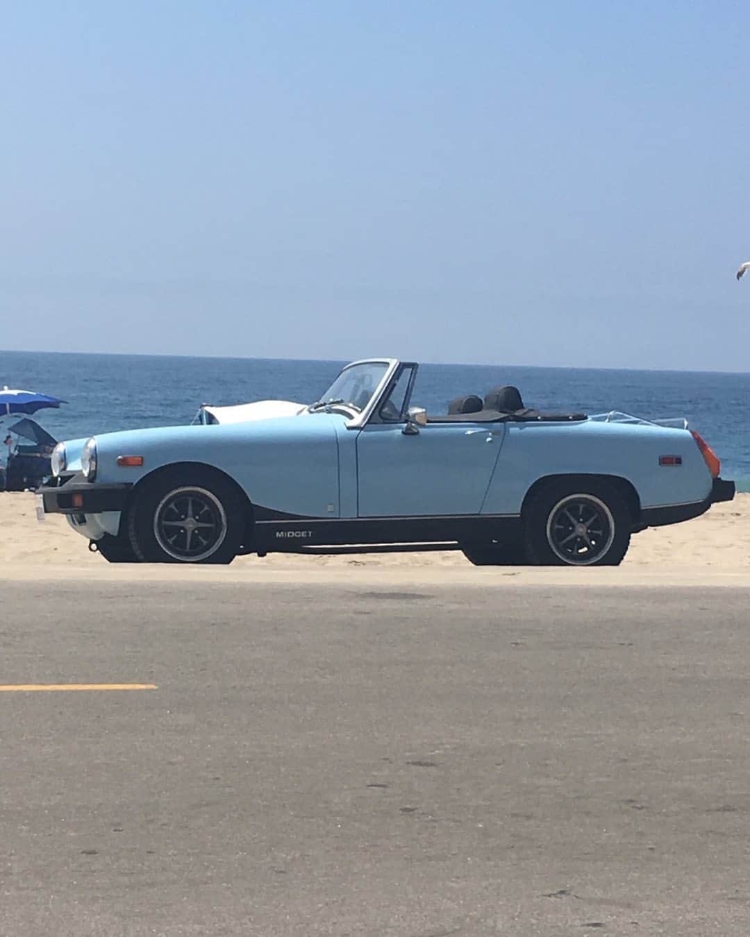 メアリー・マクドネルのインスタグラム：「I love this car..... #CaliforniaDeaming」