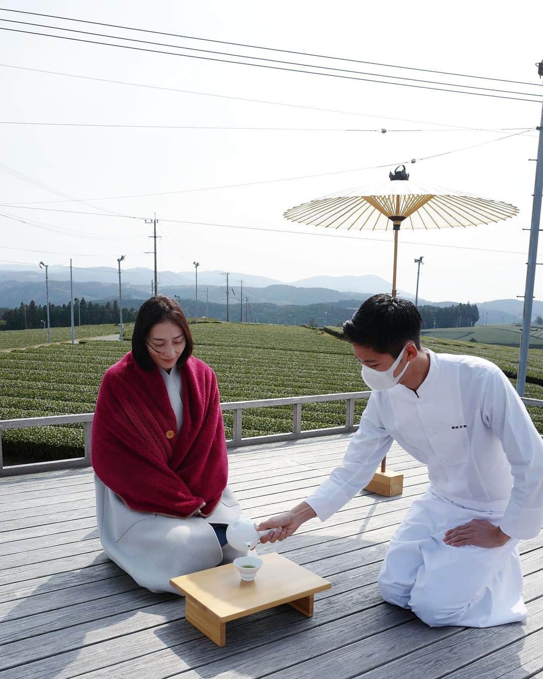 行方 久子 Hisako Namekataのインスタグラム：「. 佐賀県嬉野は500年以上の歴史を有する茶の名産地であり、 日本三大美肌の湯に数えられる「嬉野温泉」 そして茶器が有名な「肥前吉田焼」 お茶・温泉・焼き物の3つを融合させ生まれたのが「ティーツーリズム」  専属の茶師がバトラーとなり、 全てのお茶のお世話をしてくれるという「茶泊」体験をしてきました。  私たちについてくれたのは、茶農家の二郎くん @chaya_jiro2020 。 彼のお茶に対する熱意と知識と高いホスピタリティで 最高の旅となりました。  池田農園の茶塔という最高のロケーションで、 二郎くんが育てた緑茶「みどり」をいただきました🍵」
