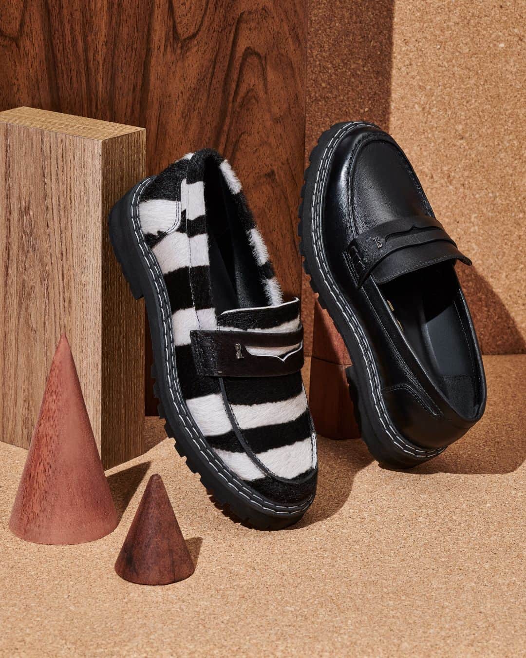 Santa Lollaのインスタグラム：「O bom e velho mocassim chegou para supreender e já aponta como a trend daquelas que desejam um clássico estiloso. Com solado tratorado, garante o update fashion que pode ser adaptado para diversos looks - incluindo os curtos de meia-estação. [ Zebra R$269,90 • Preto R$249,90 ] #santalollainv21 #animalprint #mocassim #comfy」