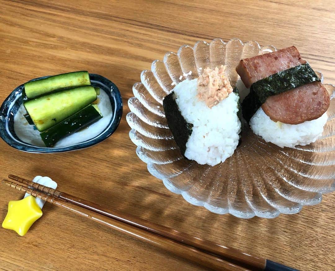 多胡安那のインスタグラム：「けさは起きた途端、おにぎりが食べた過ぎて、にぎにぎしました。 スパム握りと鮭の柚子胡椒マヨ握り。 どちらも以前おにぎり屋さんでいただいたのを真似しました。 #気象予報士 #フードコーディネーター #おにぎりレシピ  #きゅうりの瞬間漬け #朝ごはん #外食したら何かしら技を盗んで帰ります #得意料理はおにぎりです」