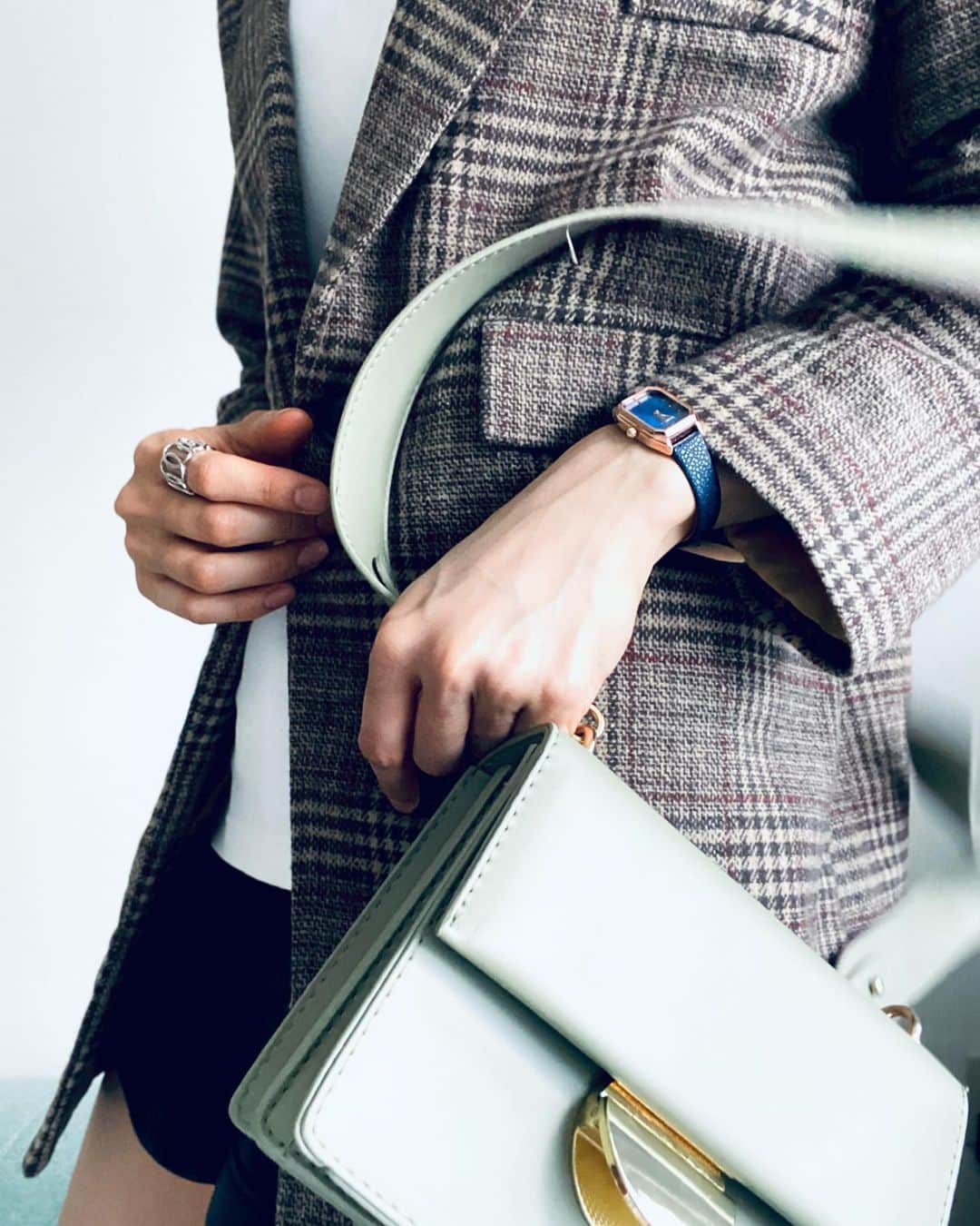 中村祐美子さんのインスタグラム写真 - (中村祐美子Instagram)「🌱﻿ ﻿ おはようございます☀️﻿ 今日のバッグは、去年の秋頃から気に入ってるピスタチオ色。﻿ ﻿ ramiel11さんからいただいた腕時計は、お上品なブルーがお気に入り。﻿ ﻿ 華奢な時計は一気にスタイルをレディに仕上げてくれるよね⌚️🤍﻿ ﻿ カチッとしたファッションにはもちろん合うし、アクセサリー感覚でつけられるし、意外と腕時計コスパ良いんじゃないか…？﻿ ﻿ #ピスタチオ﻿ #ピスタチオカラー﻿ #ピスタチオ色﻿ #Ramiel11 #腕時計 #腕時計コーデ #レディース腕時計 #pr」2月26日 8時57分 - yumikonakamura.jp