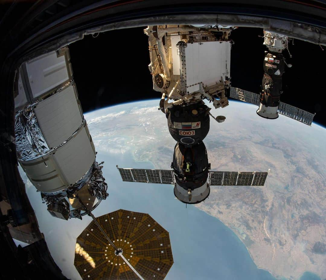 国際宇宙ステーションさんのインスタグラム写真 - (国際宇宙ステーションInstagram)「Three spaceships, one from the United States and two from Russia, are pictured attached to different ports on the International Space Station. From left are, the Northrop Grumman Cygnus space freighter installed to the Harmony module; the Soyuz MS-17 crew ship docked to the Rassvet module; and the Progress 77 cargo craft docked to the Pirs docking compartment. The orbital complex was flying 261 miles above the Bay of Bengal at the time this photograph was taken. #nasa #northropgrumman #roscosmos #cygnus #soyuz #progress #cargo #crew #earth #bayofbengal #international #space #station」2月26日 8時58分 - iss