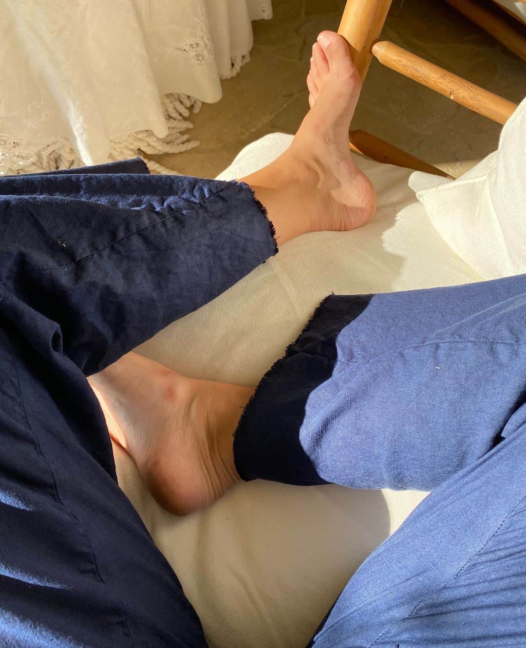 フランク&アイリーンのインスタグラム：「Our Kinsale is perfect for just about anything, but we prefer to lounge in them all day long. #FrankandEileen」