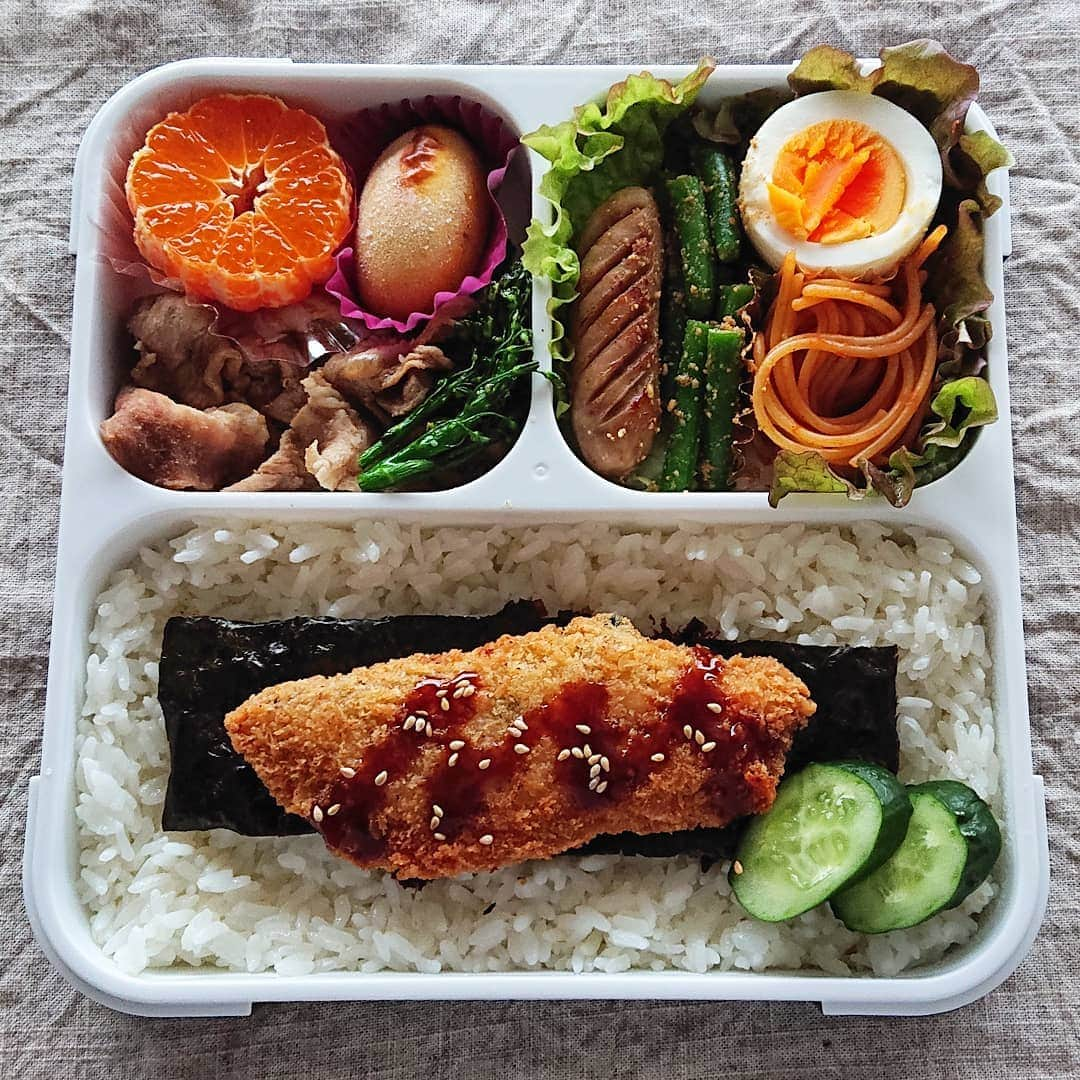 藤森夕子さんのインスタグラム写真 - (藤森夕子Instagram)「今日の息子弁当(^-^) 鮭フライのり弁☝️  朝揚げ物すると緊張するから起きてからバッチリ目が覚める笑笑 息子も今朝は私と変わらないくらいに起きてきて、日の出前に走りに行き、朝ごはんもいつもよりたくさん食べて登校。よきよき😊 でも、授業中眠くならないでよ～💦 私も久しぶりに朝散歩して気持ち良い朝でした。 さ、金曜日楽しく頑張ろ！  #お弁当 #お弁当部 #お弁当日記 #お弁当作り #お弁当記録 #息子弁当 #息子弁当記録 #中学男子弁当 #中学生弁当 #部活弁当 #フードマン800 #フードマン #鮭フライ弁当 #おべんたぐらむ #てづくりごはん365 #てづくりおべんと365 #和食#献立#おうちごはんlover #のり弁#obento#lunchbox #food#cook365 #フーディーテーブル」2月26日 9時00分 - yukofujimori2525