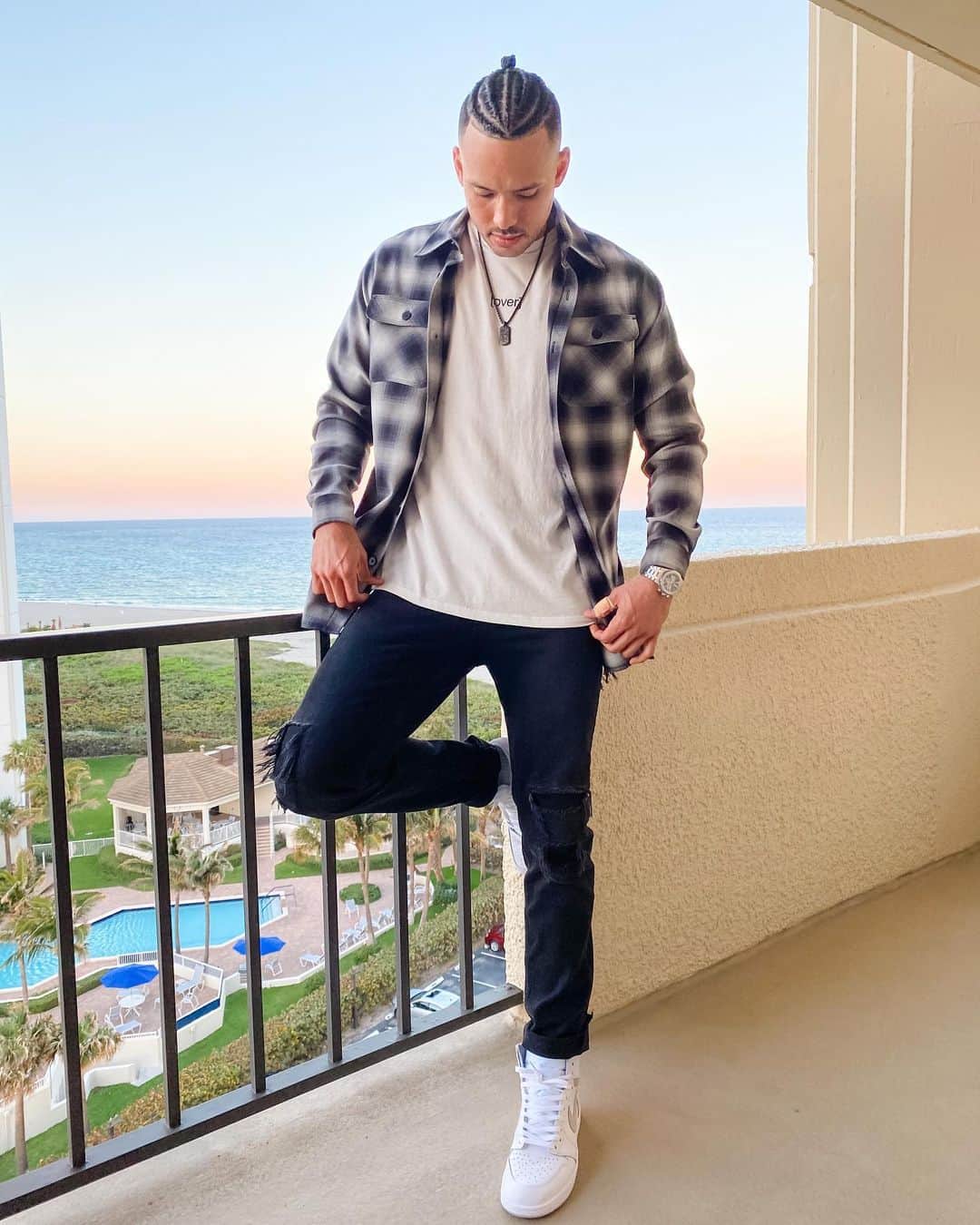 カルロス・コレアのインスタグラム：「Got bored at the hotel so I changed my hair 🤷🏽‍♂️」