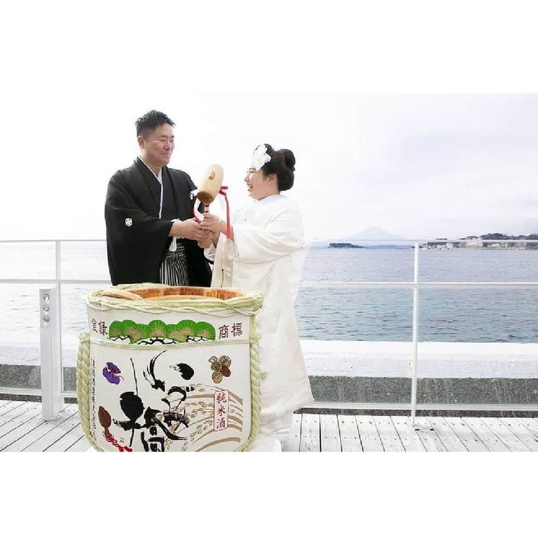 ゼクシィさんのインスタグラム写真 - (ゼクシィInstagram)「. #結婚式のチカラ2020 のハッシュタグをつけて投稿頂いた中から 「結婚式ってやっぱりいいな」と ”チカラ”をもらえるすてきな事例をご紹介📸 . 海の見えるデッキで鏡開きをした @meka12.13 さんの結婚式🏝 . 新婦の実家はお米農家。 地元・海老名の酒蔵へ酒米を納めており 鏡開きに使ったお酒にも使われていたそう🌿 . 鏡開きをするなら 絶対父のお米で作った日本酒を使いたい！ その願いが叶えられた瞬間の 喜びが伝わってくる写真ですね♡ . 投稿いただきありがとうございました✨ . +♥+:;;;:+♥+:;;;: Wedding　at 2020年12月 #リビエラ逗子マリーナ  +♥+:;;;:+♥+:;;;: . ゜+.――゜+.――゜+.――゜+.――゜+.――゜+.――゜ . ゼクシィでは、2020年6月以降に結婚式（結婚イベント） を挙げた花嫁さんの事例を大募集！📸 . #結婚式のチカラ2021 をつけて、みなさんの素敵な 結婚式のお写真やエピソードを投稿してください💌 . ゜+.――゜+.――゜+.――゜+.――゜+.――゜+.――゜ . 定期的に本アカウントにてみなさんの結婚式をご紹介させていただきます。 ご紹介させていただく場合は、 事前に @zexy_contact1 もしくは @zexy_contact2 からご連絡します🌟 . ▼公式アプリもCHECKしてね ゼクシィアプリはURLから🙌 @zexyrecruit  #全国のプレ花嫁さんと繋がりたい #日本中のプレ花嫁さんと繋がりたい #2020冬婚 #2020夏婚 #2020秋婚 #2021春婚 #2021夏婚 #結婚準備 #結婚式準備 #プレ花嫁 #ウェディング _ #フォトウェディング #ウェディングフォト #卒花 #前撮り #コロナに負けるな #コロナに負けない #コロナ結婚式 #結婚式決行 #結婚式延期 _ #結婚式 #ゼクシィ #ちーむゼクシィ #幸せが動きだしたらゼクシィ」2月26日 9時00分 - zexyrecruit